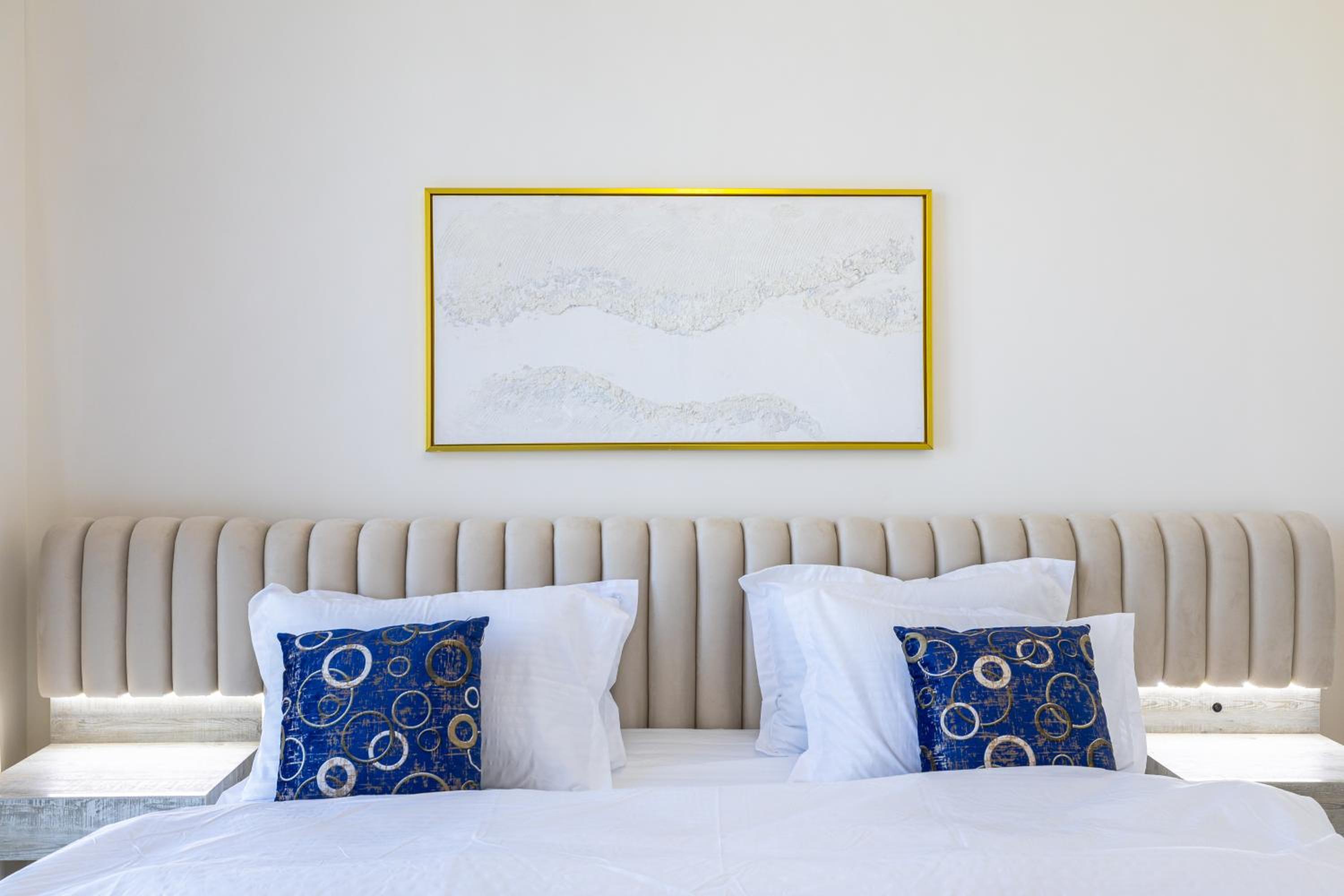 Luxury 2BR Apartment in Downtown Dubai