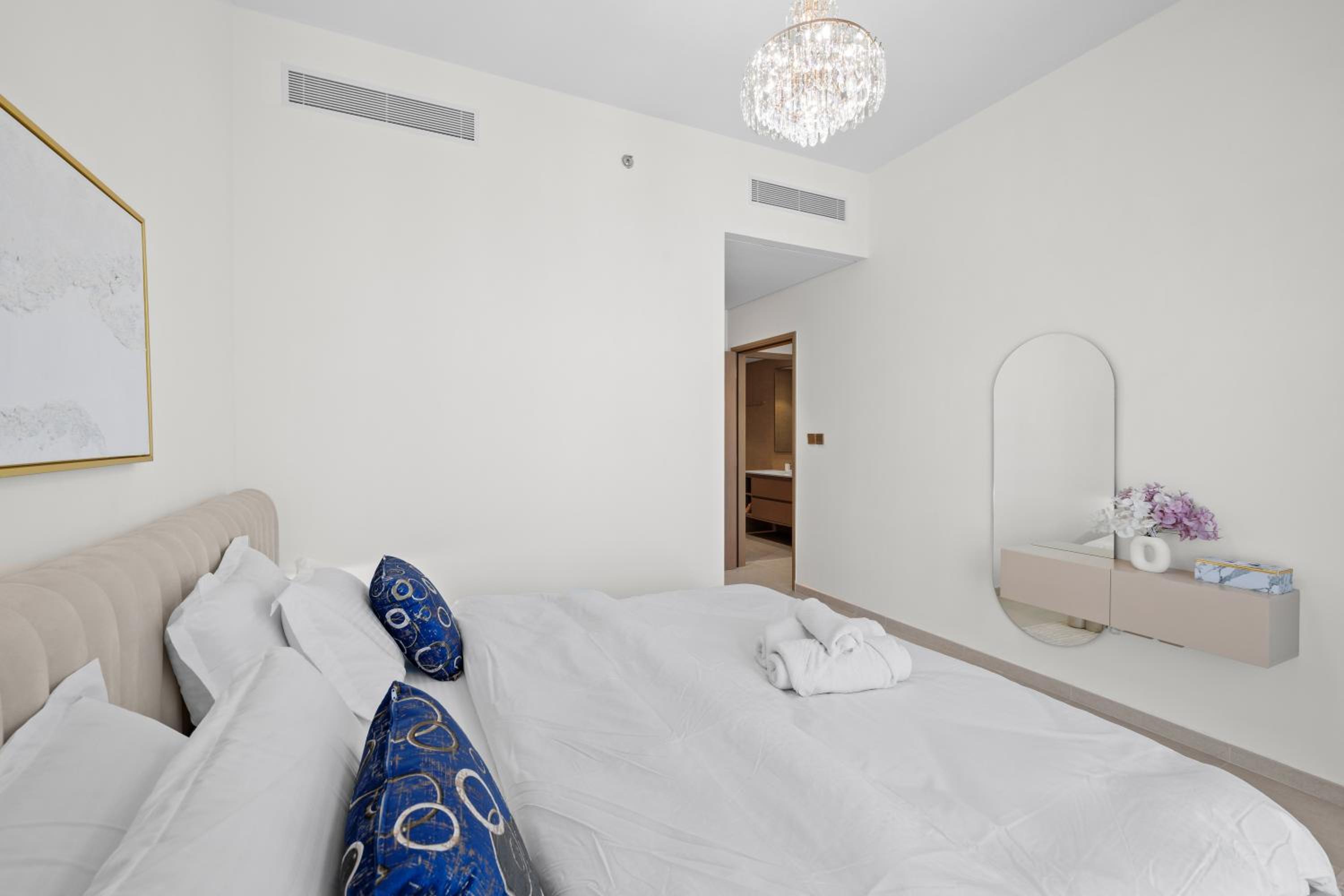 Luxury 2BR Apartment in Downtown Dubai