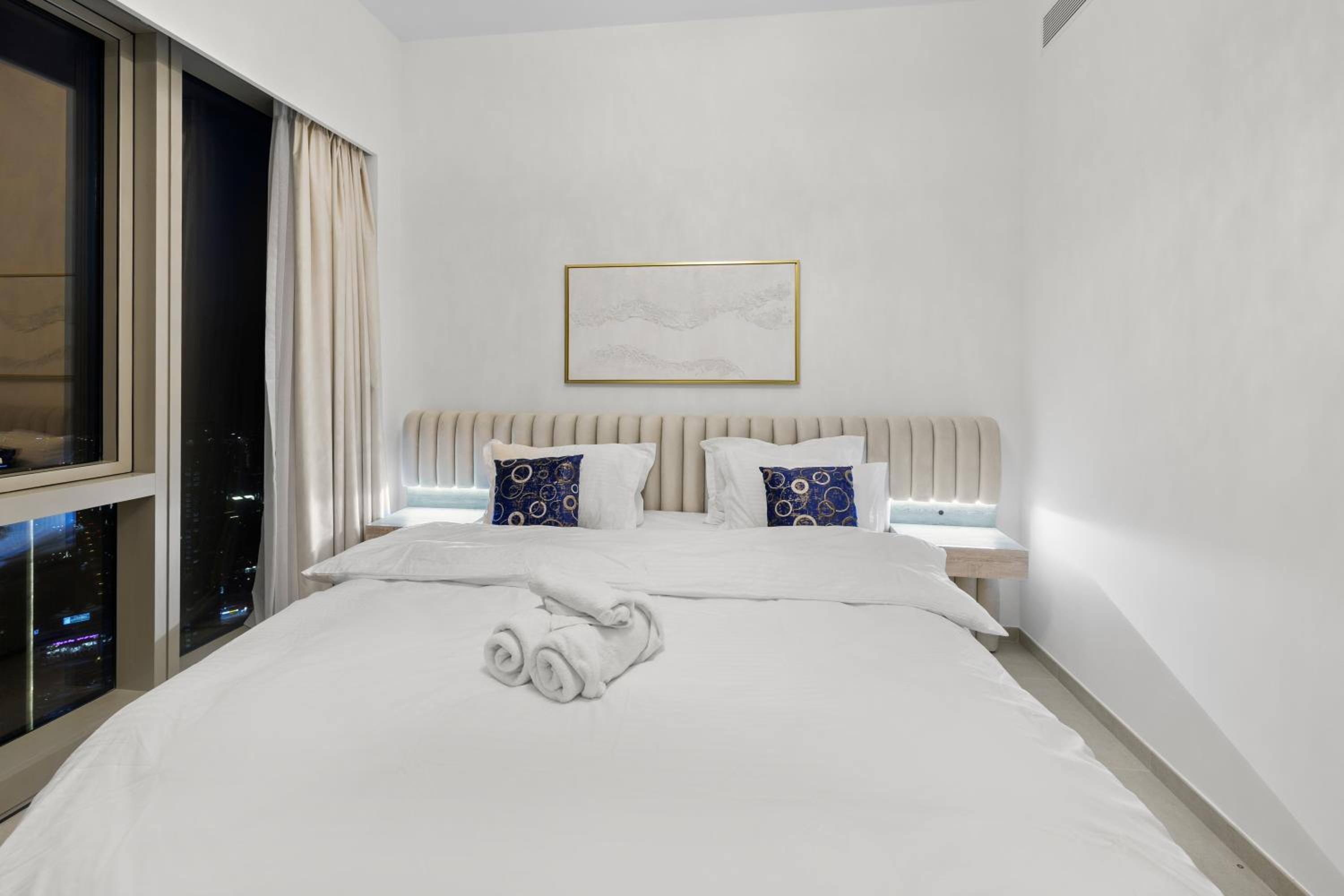Luxury 2BR Apartment in Downtown Dubai