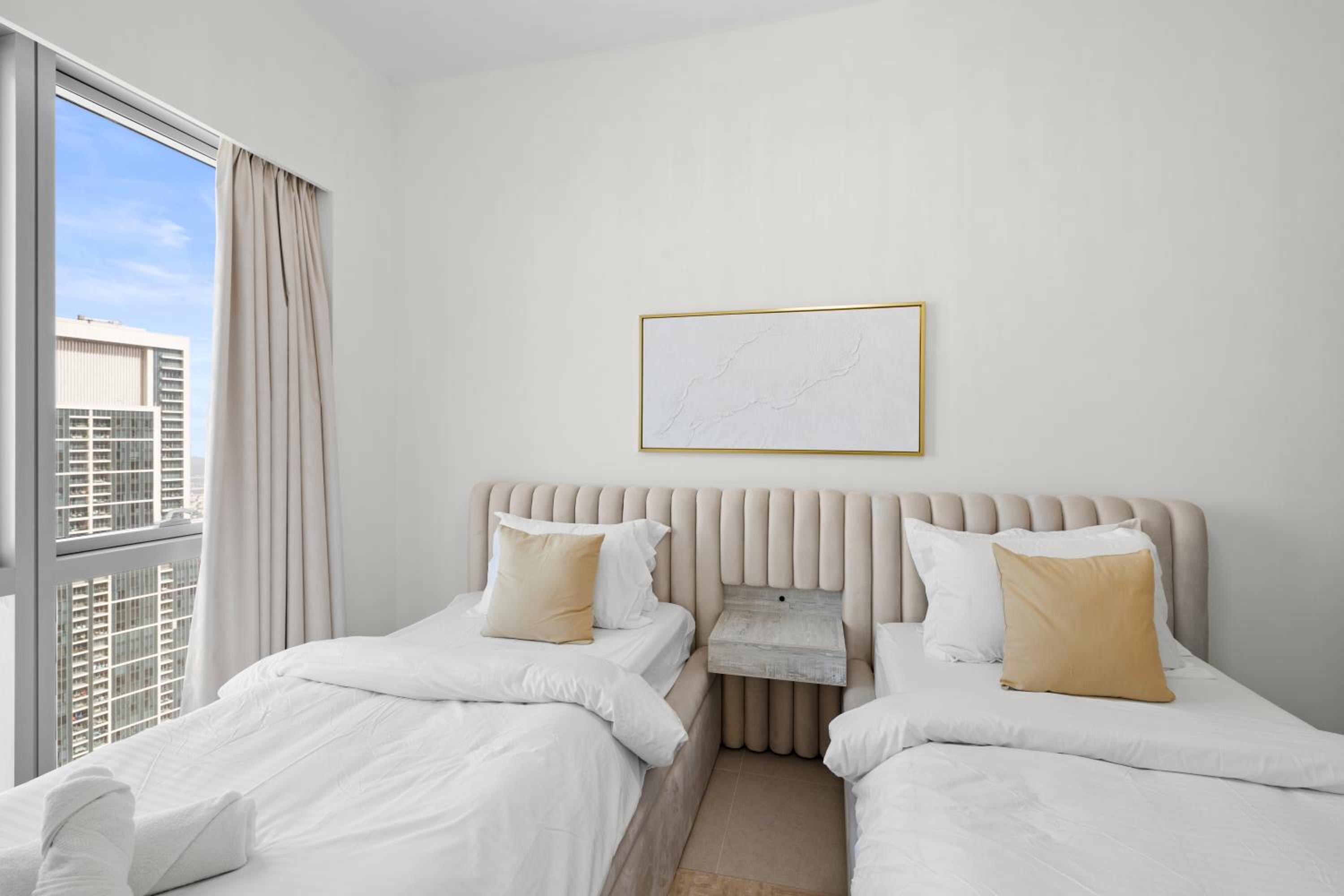 Luxury 2BR Apartment in Downtown Dubai
