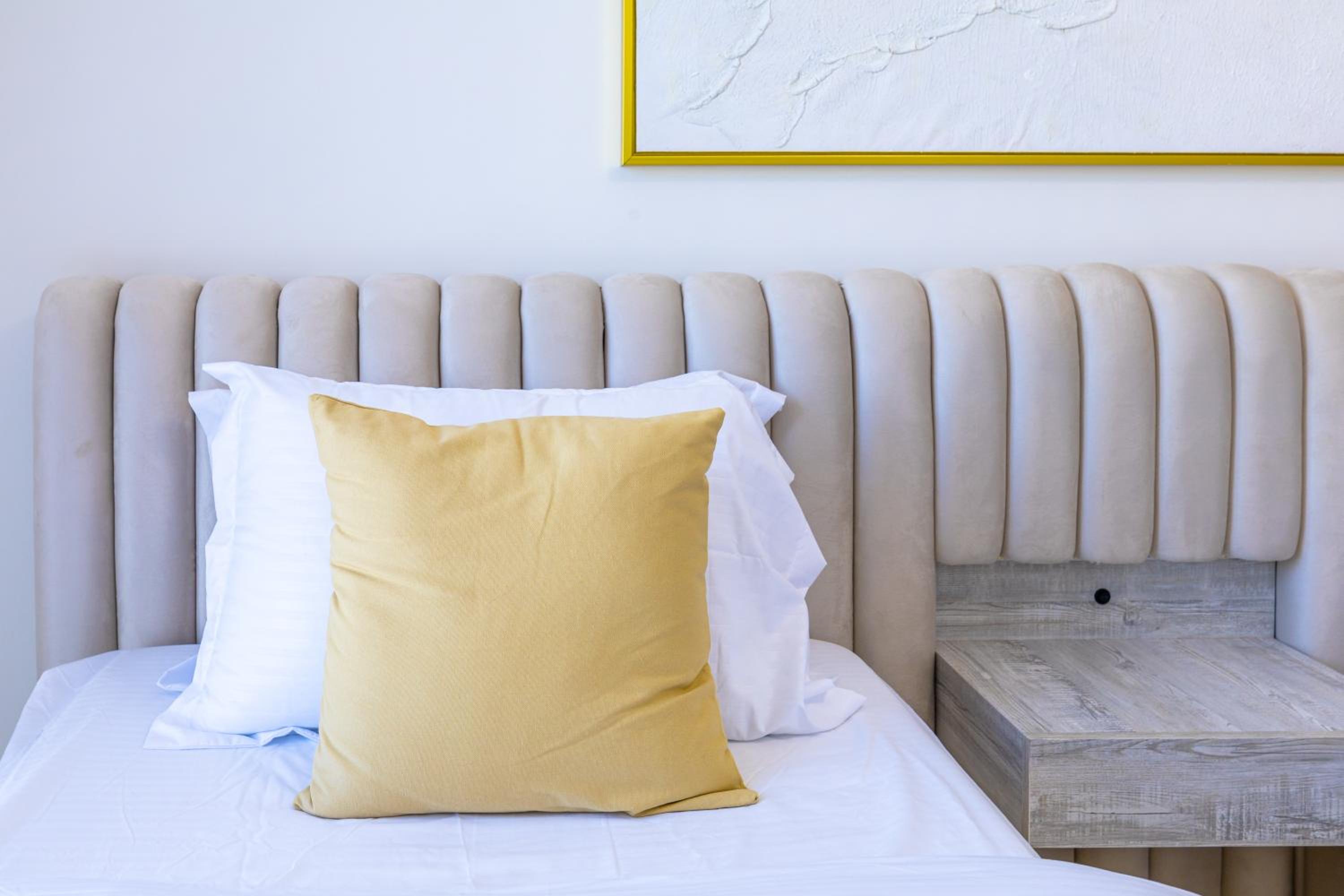 Luxury 2BR Apartment in Downtown Dubai