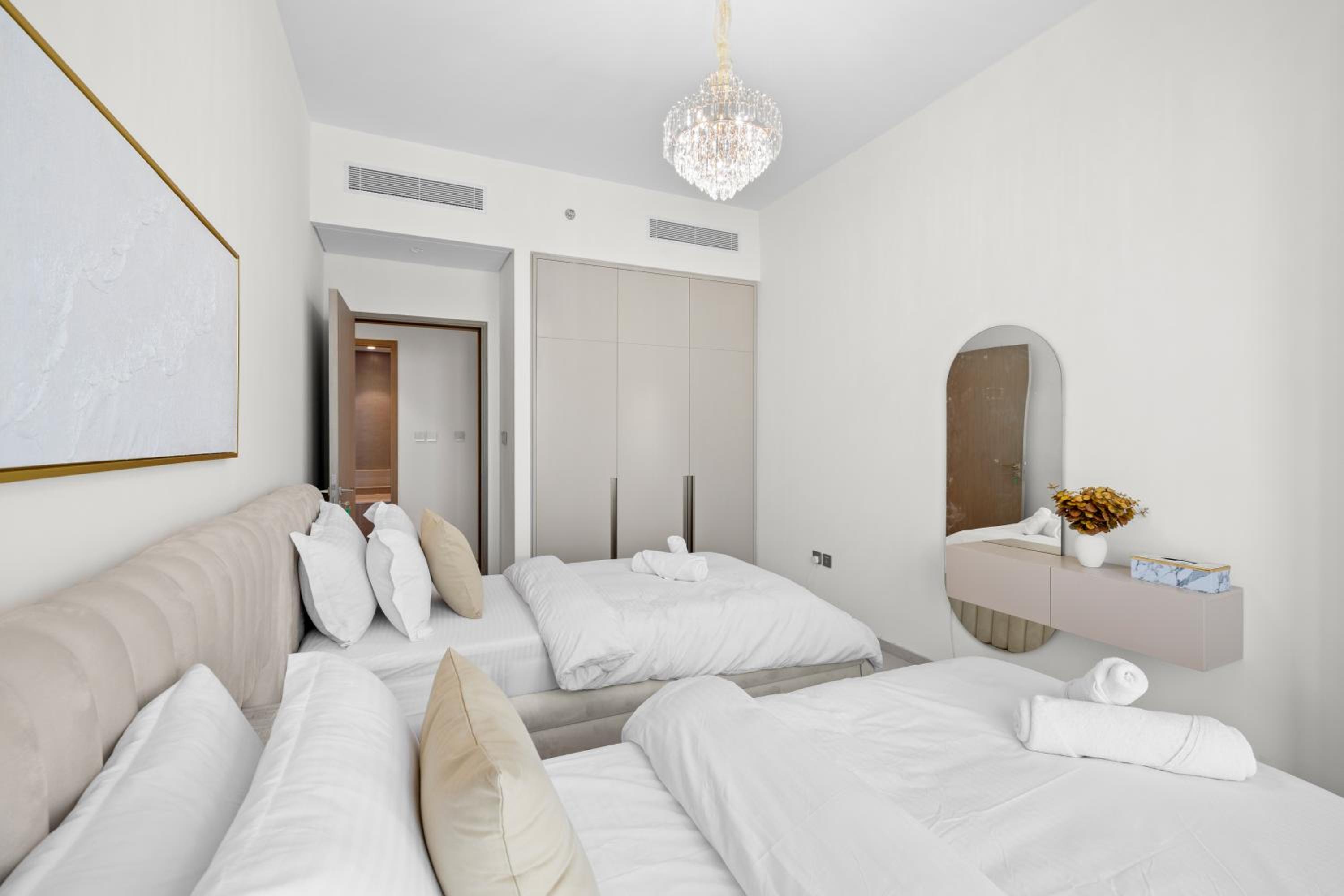 Luxury 2BR Apartment in Downtown Dubai