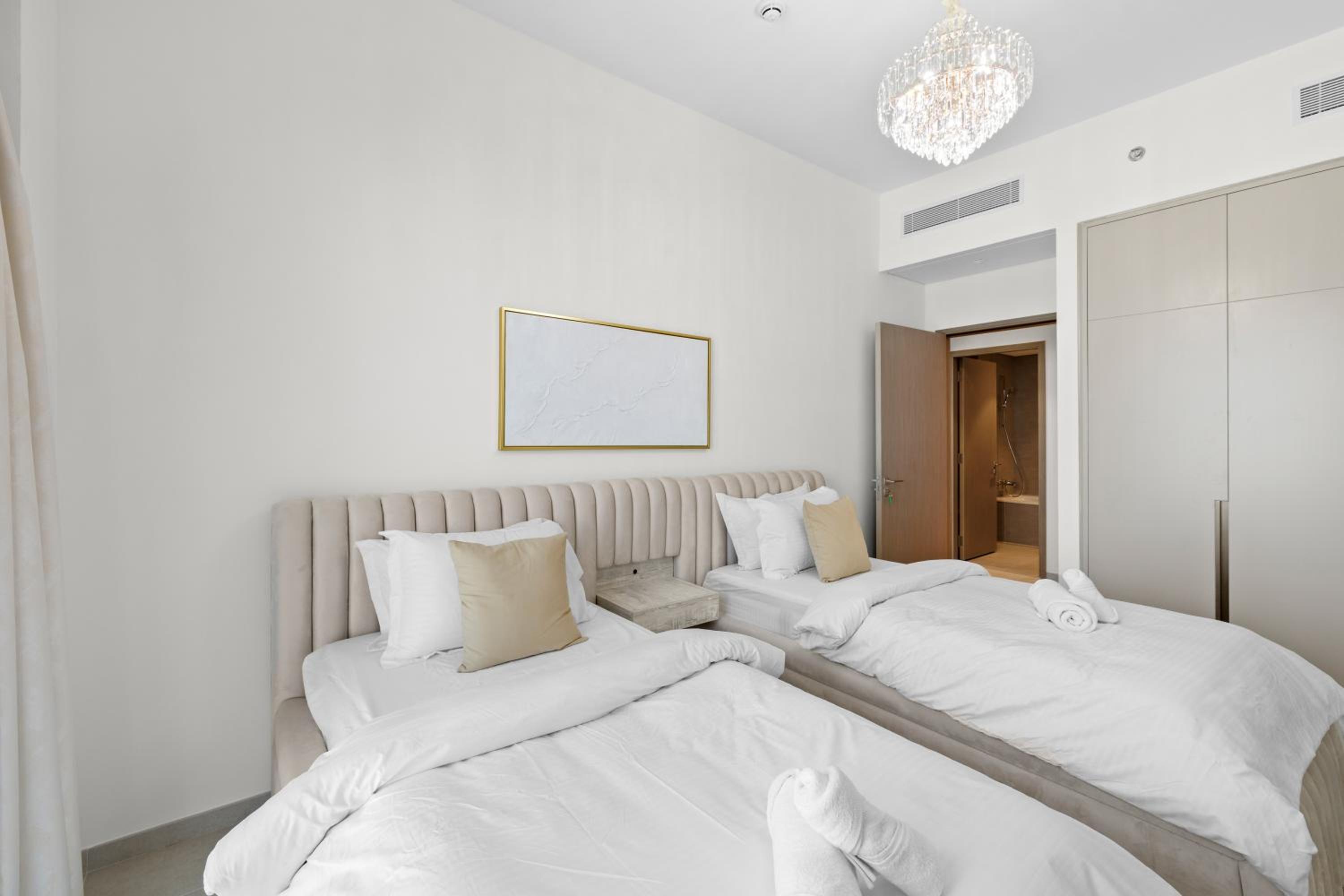 Luxury 2BR Apartment in Downtown Dubai