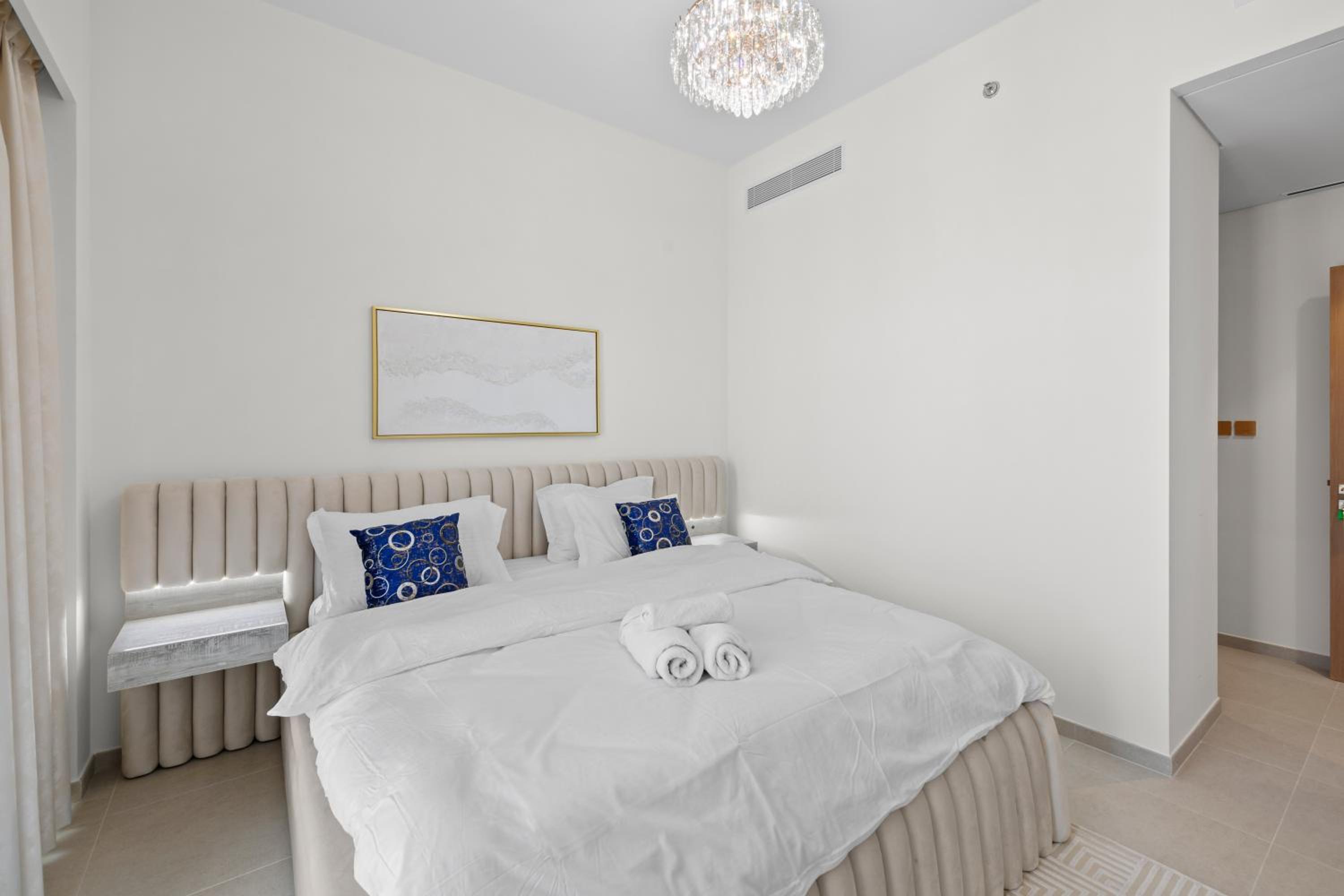 Luxury 2BR Apartment in Downtown Dubai