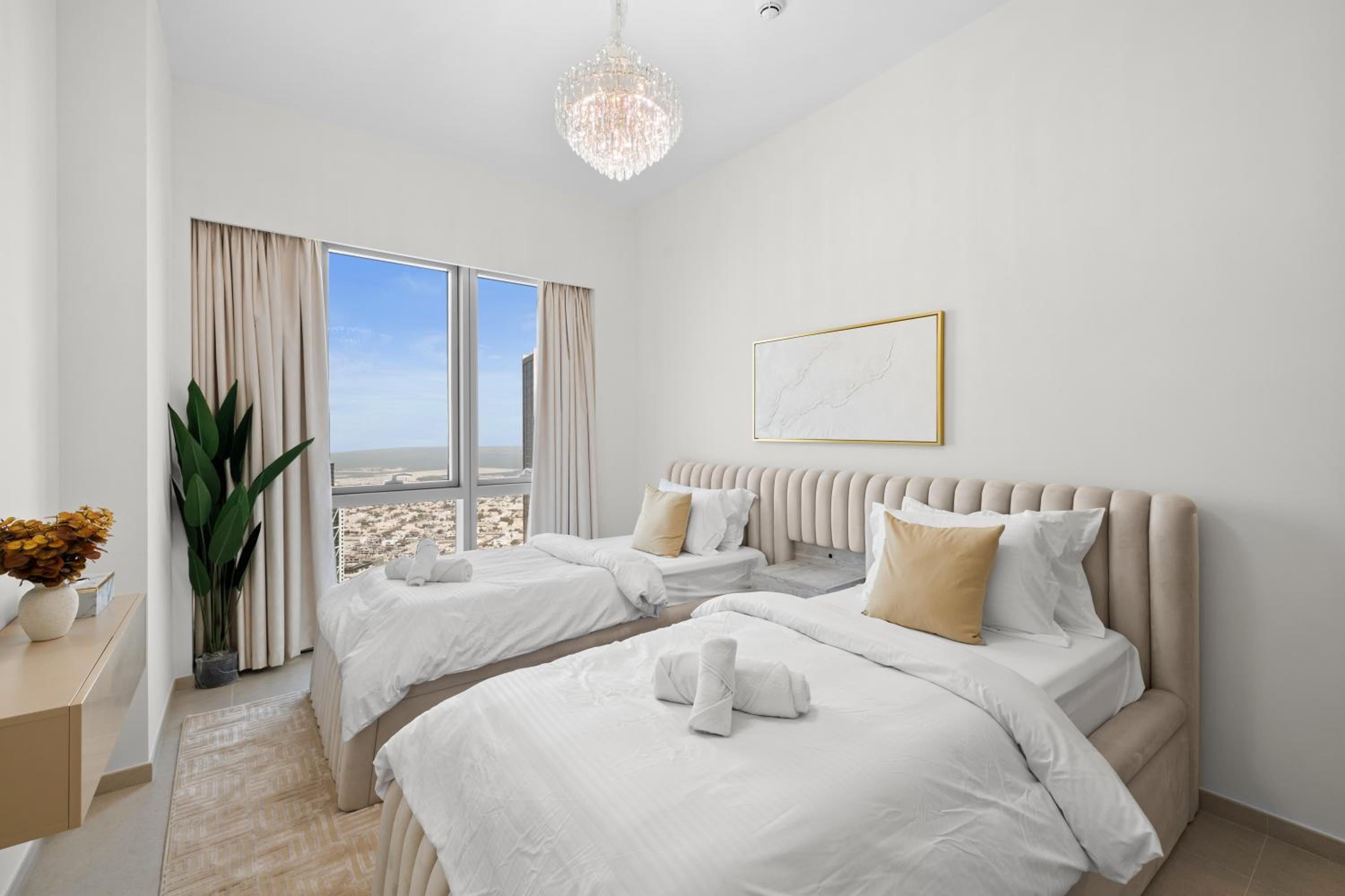 Luxury 2BR Apartment in Downtown Dubai