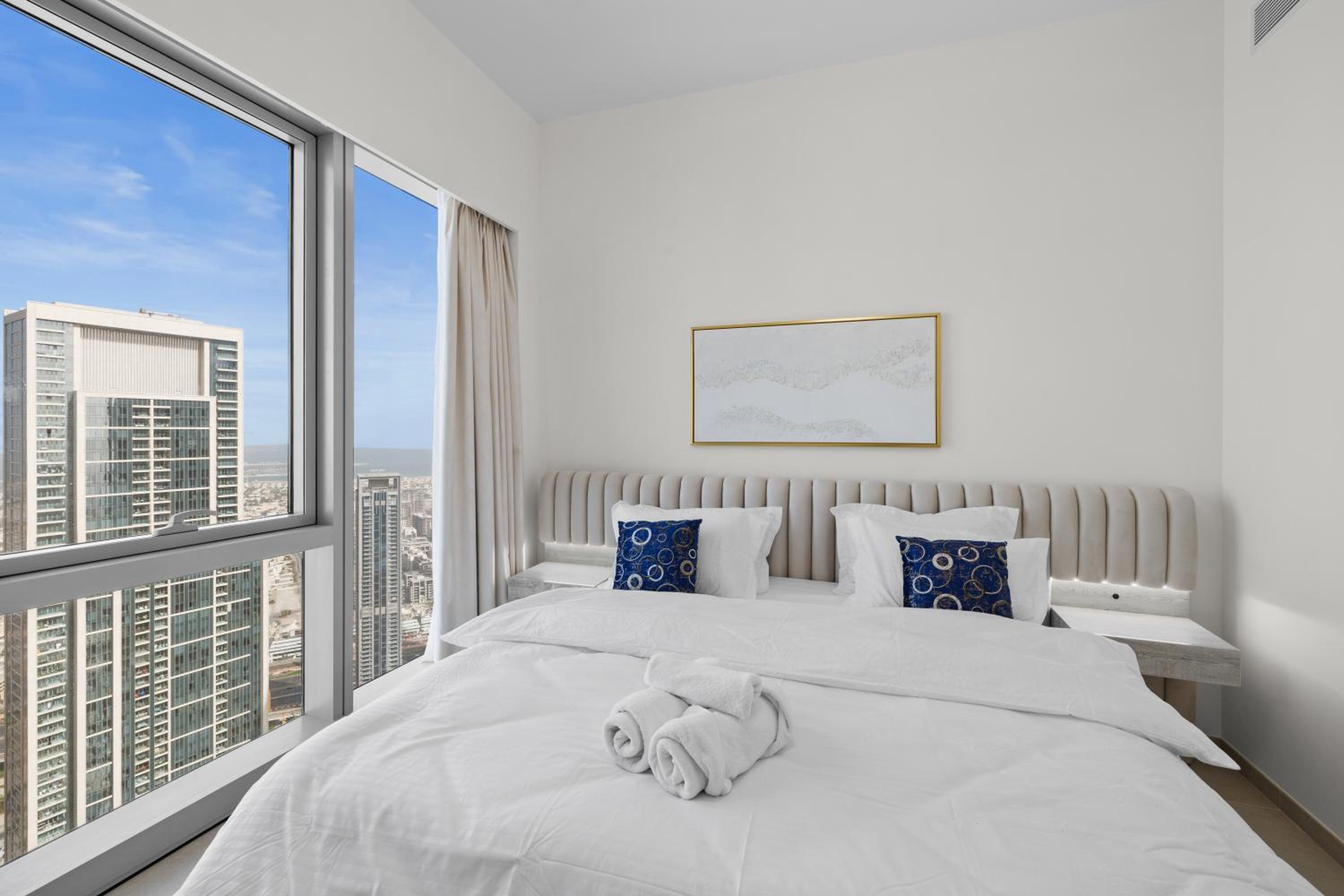 Luxury 2BR Apartment in Downtown Dubai