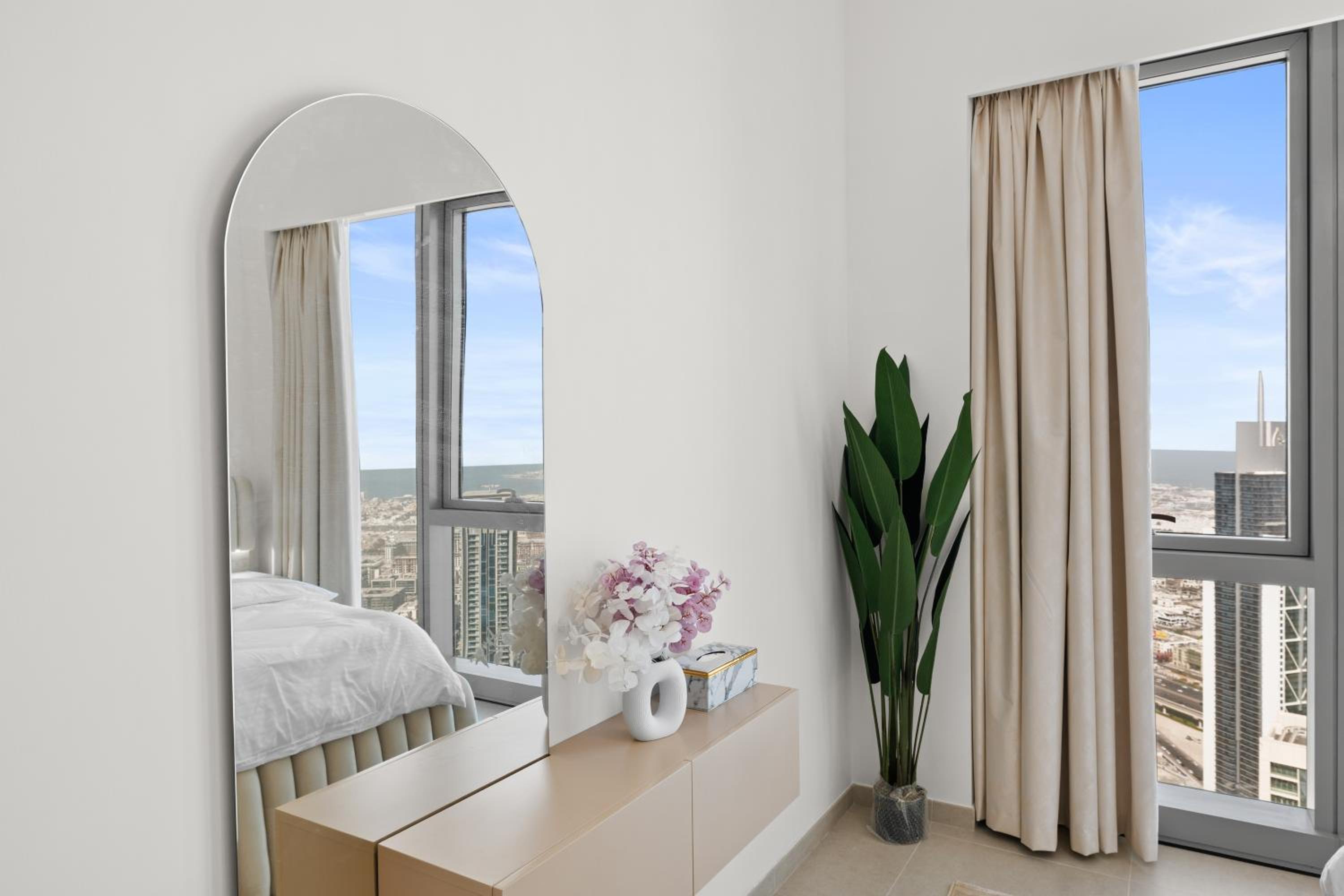 Luxury 2BR Apartment in Downtown Dubai