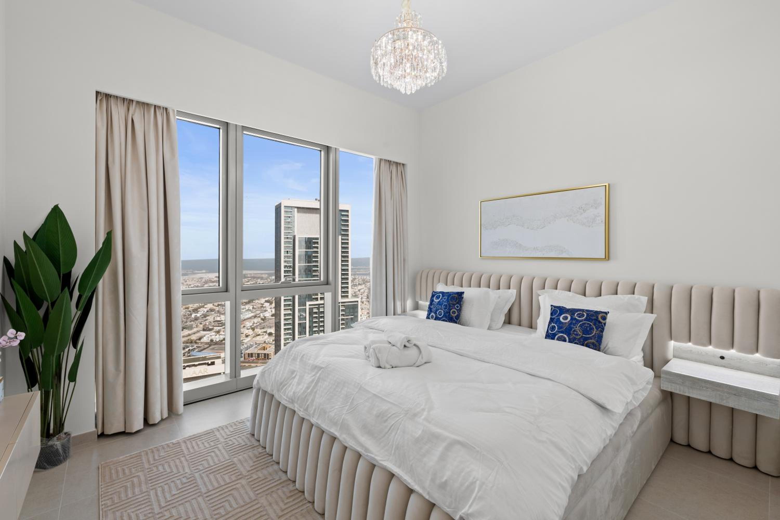 Luxury 2BR Apartment in Downtown Dubai