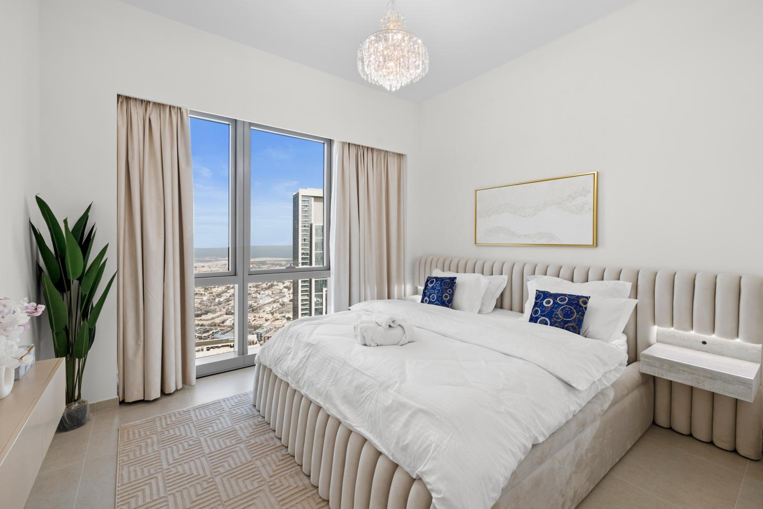Luxury 2BR Apartment in Downtown Dubai