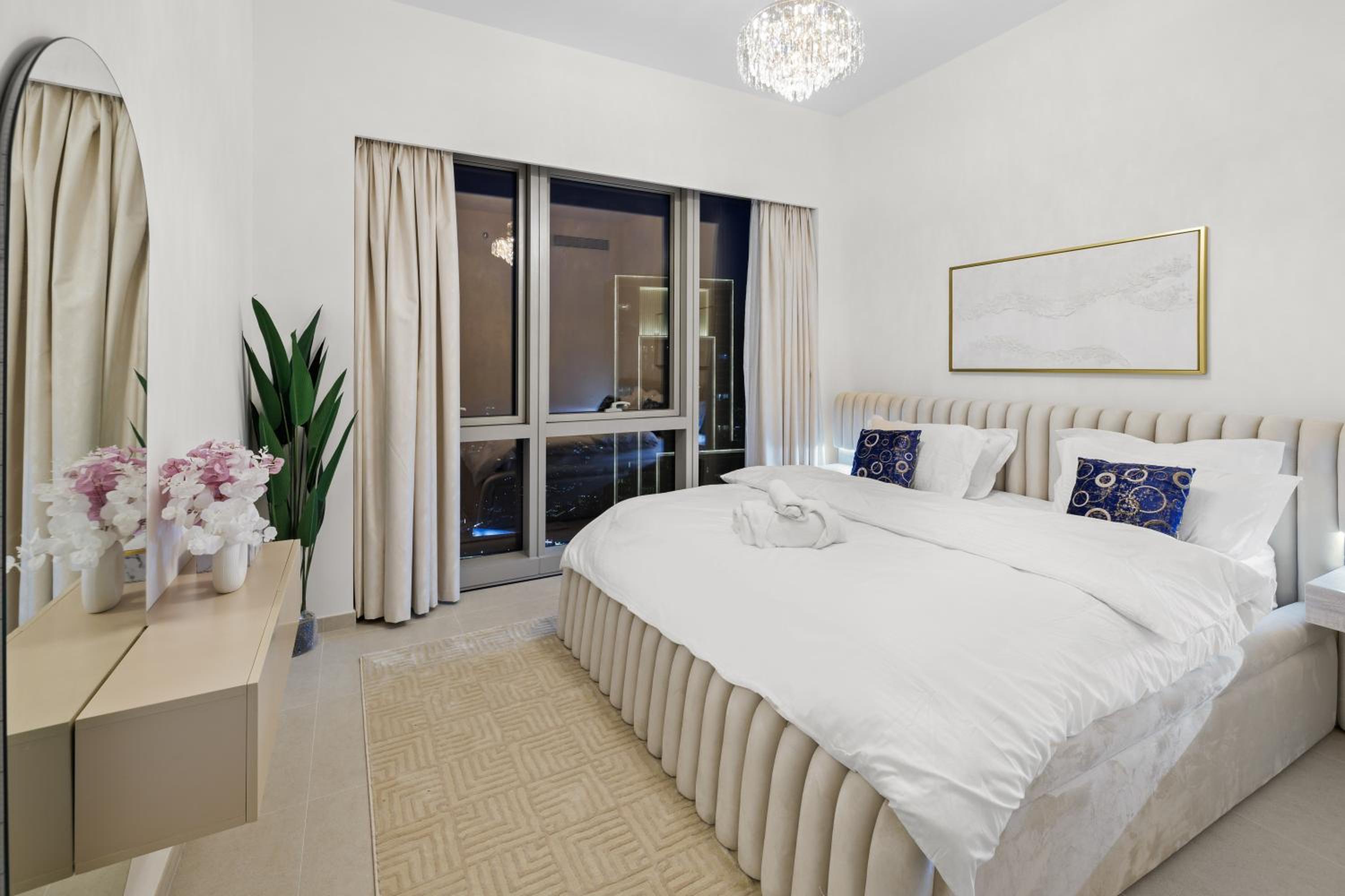 Luxury 2BR Apartment in Downtown Dubai