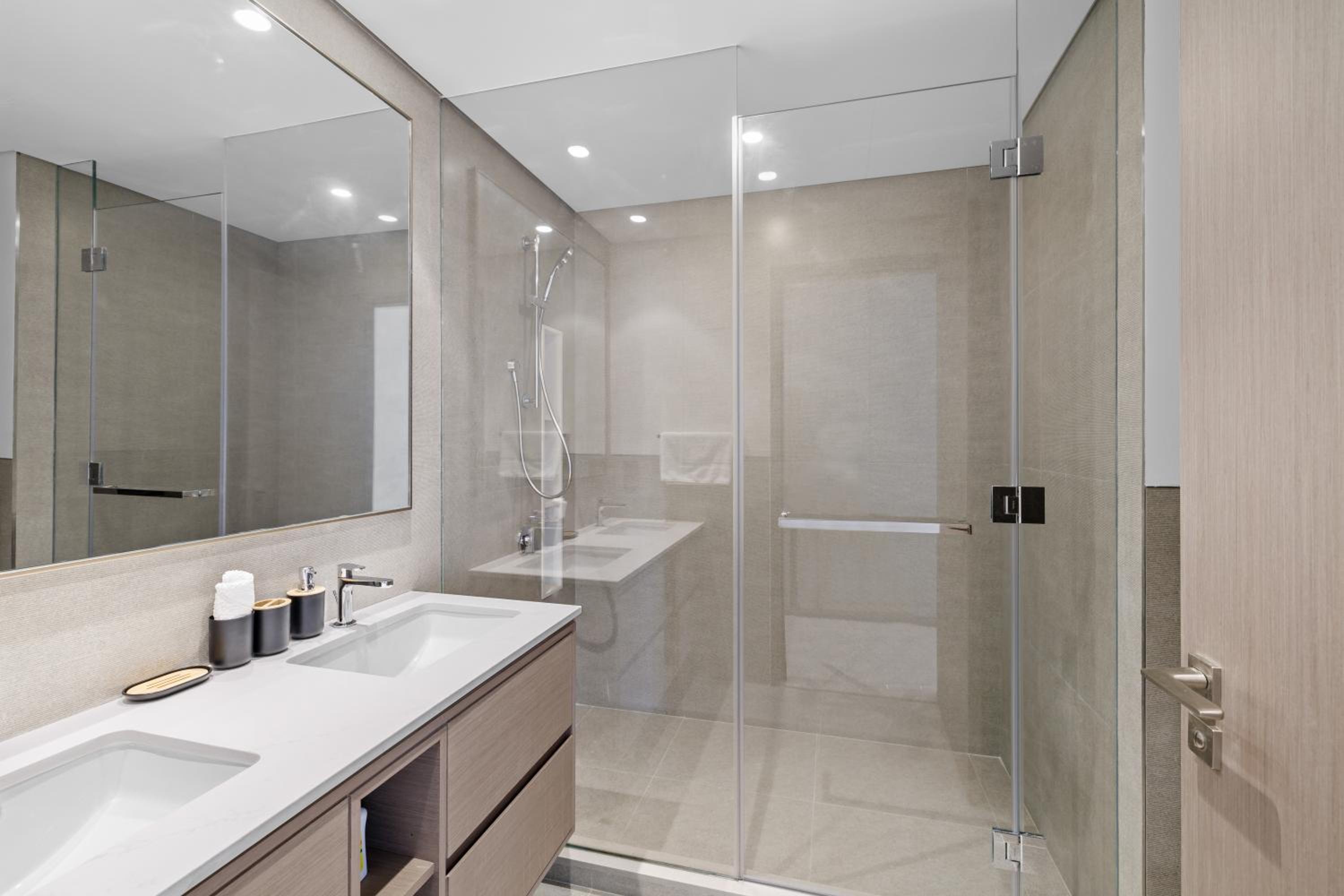 Luxury 2BR Apartment in Downtown Dubai