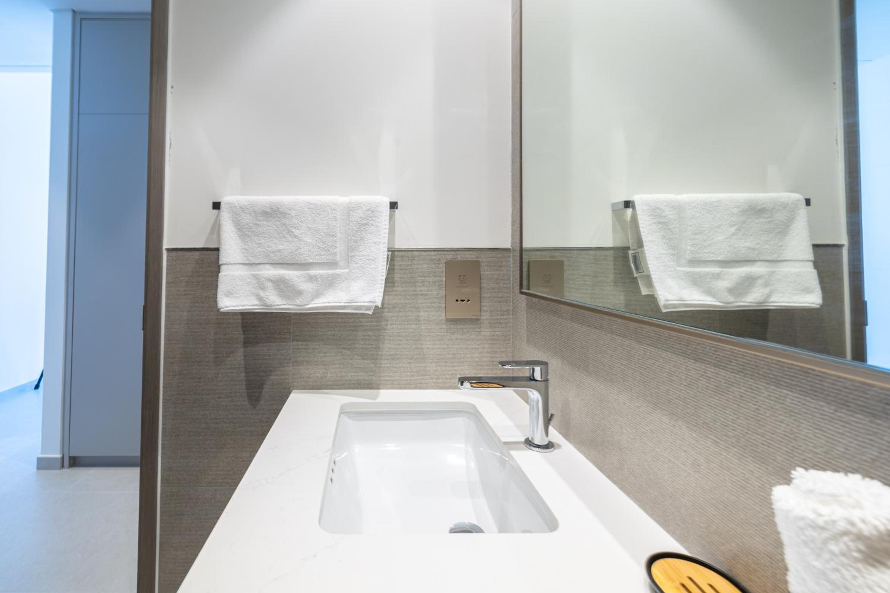 Luxury 2BR Apartment in Downtown Dubai
