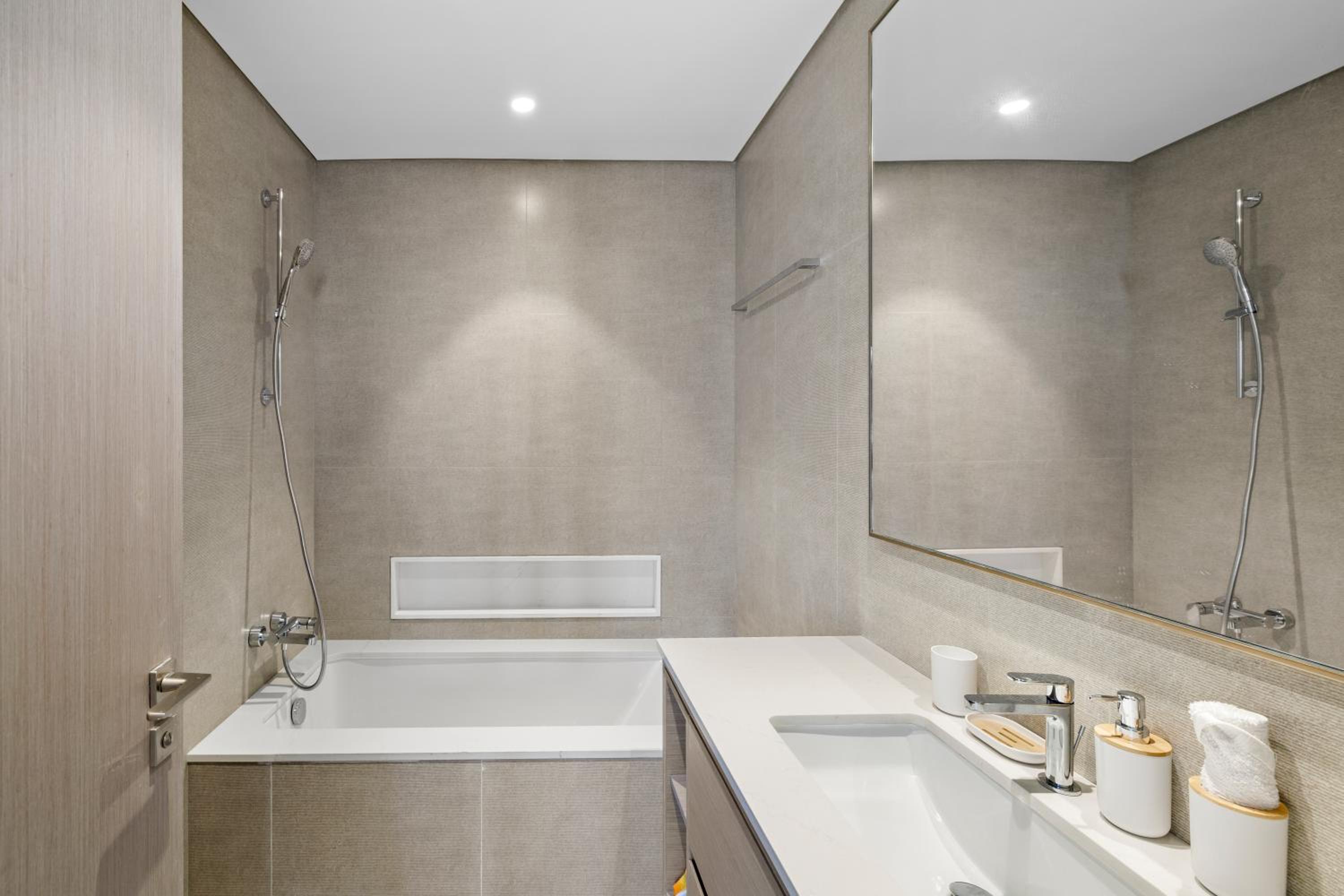 Luxury 2BR Apartment in Downtown Dubai