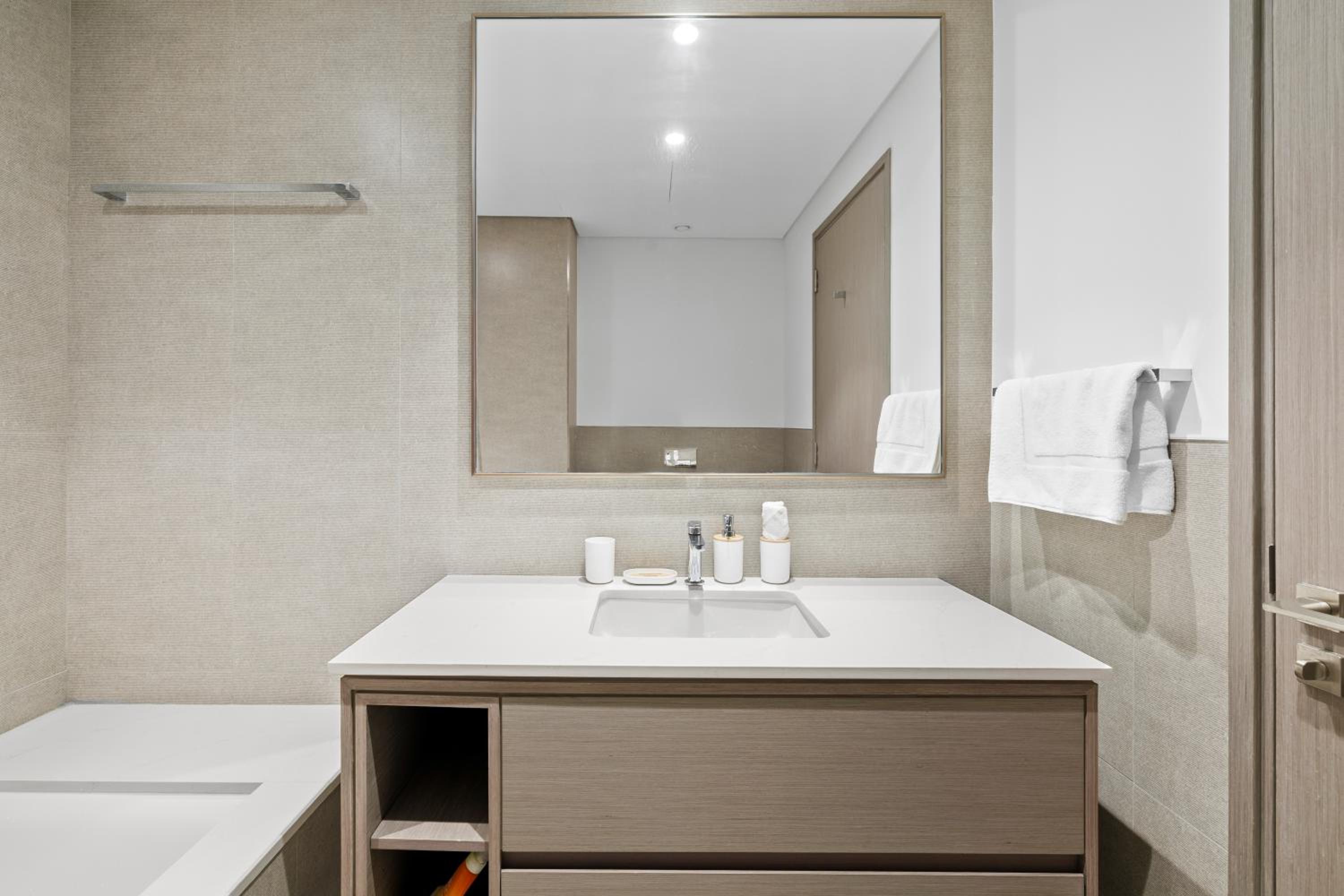 Luxury 2BR Apartment in Downtown Dubai