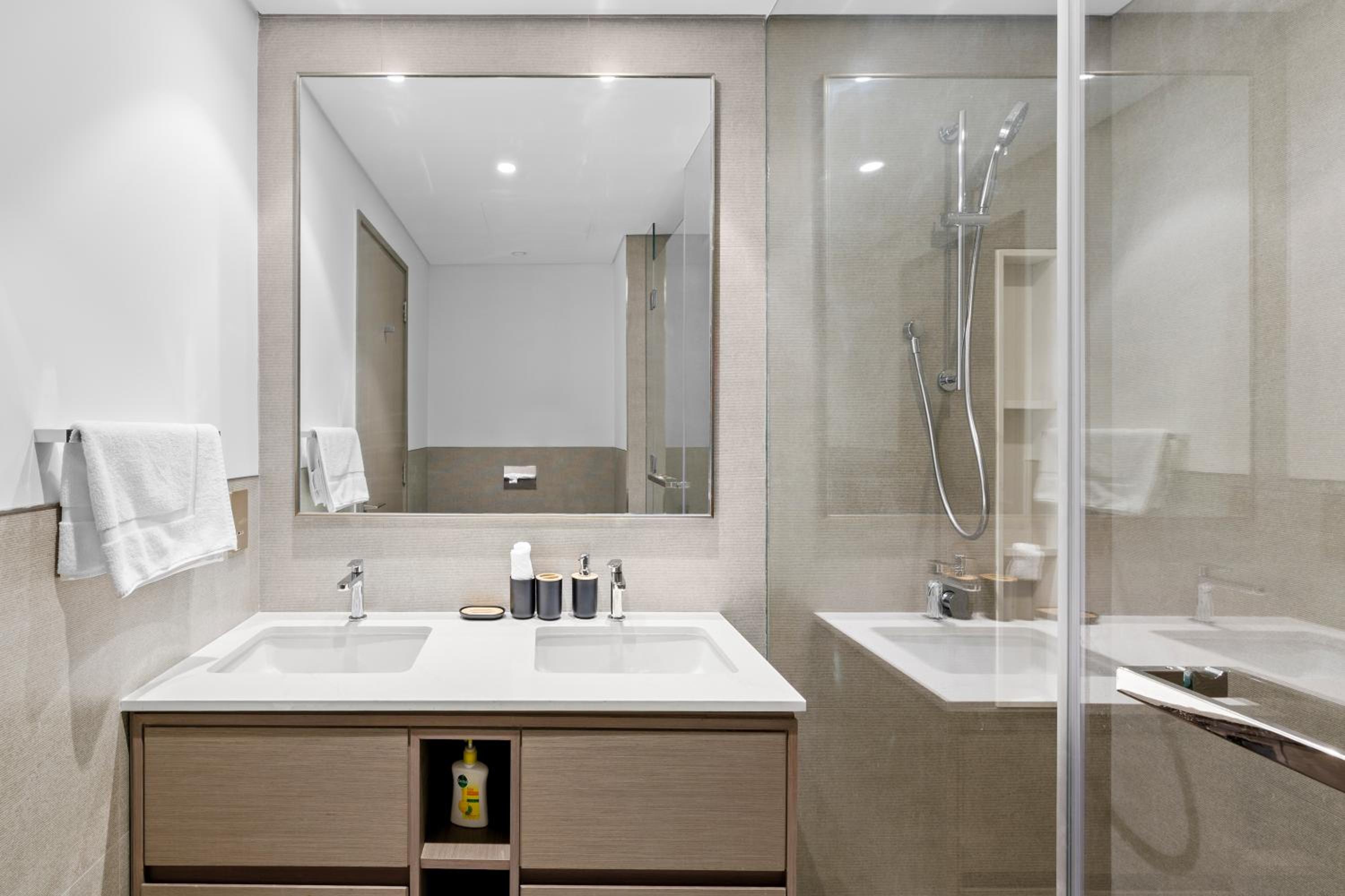 Luxury 2BR Apartment in Downtown Dubai