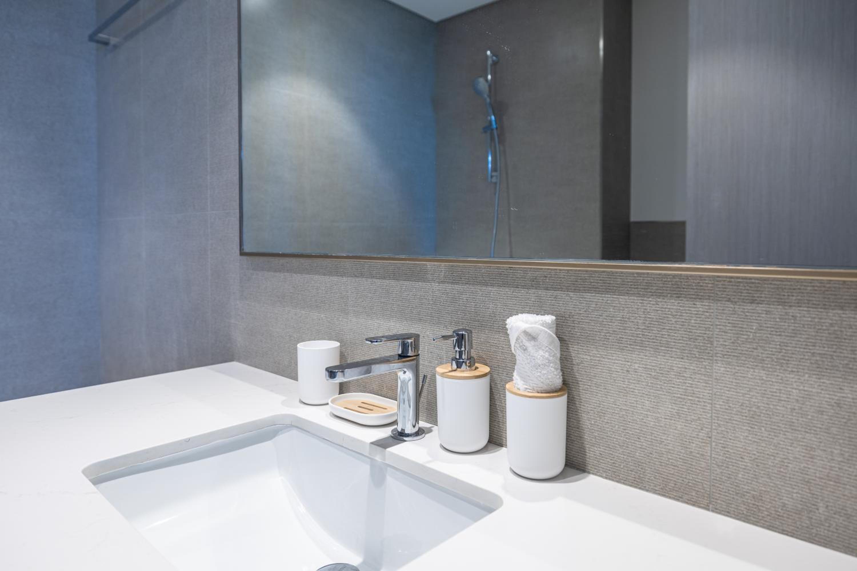 Luxury 2BR Apartment in Downtown Dubai