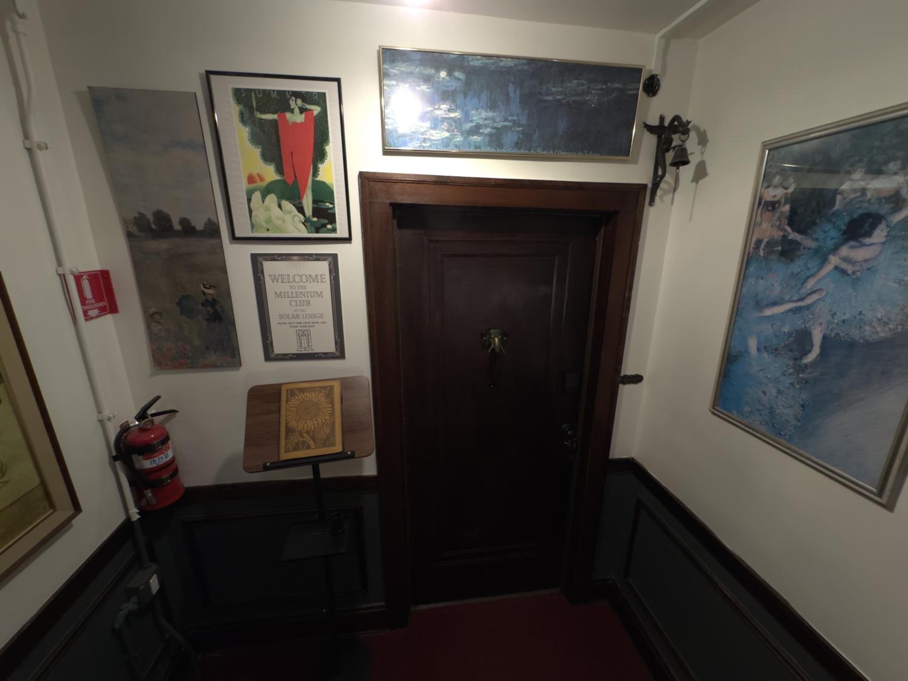 Tranquil Library 2brm 1bath private eclectic apt at Solar Lodge