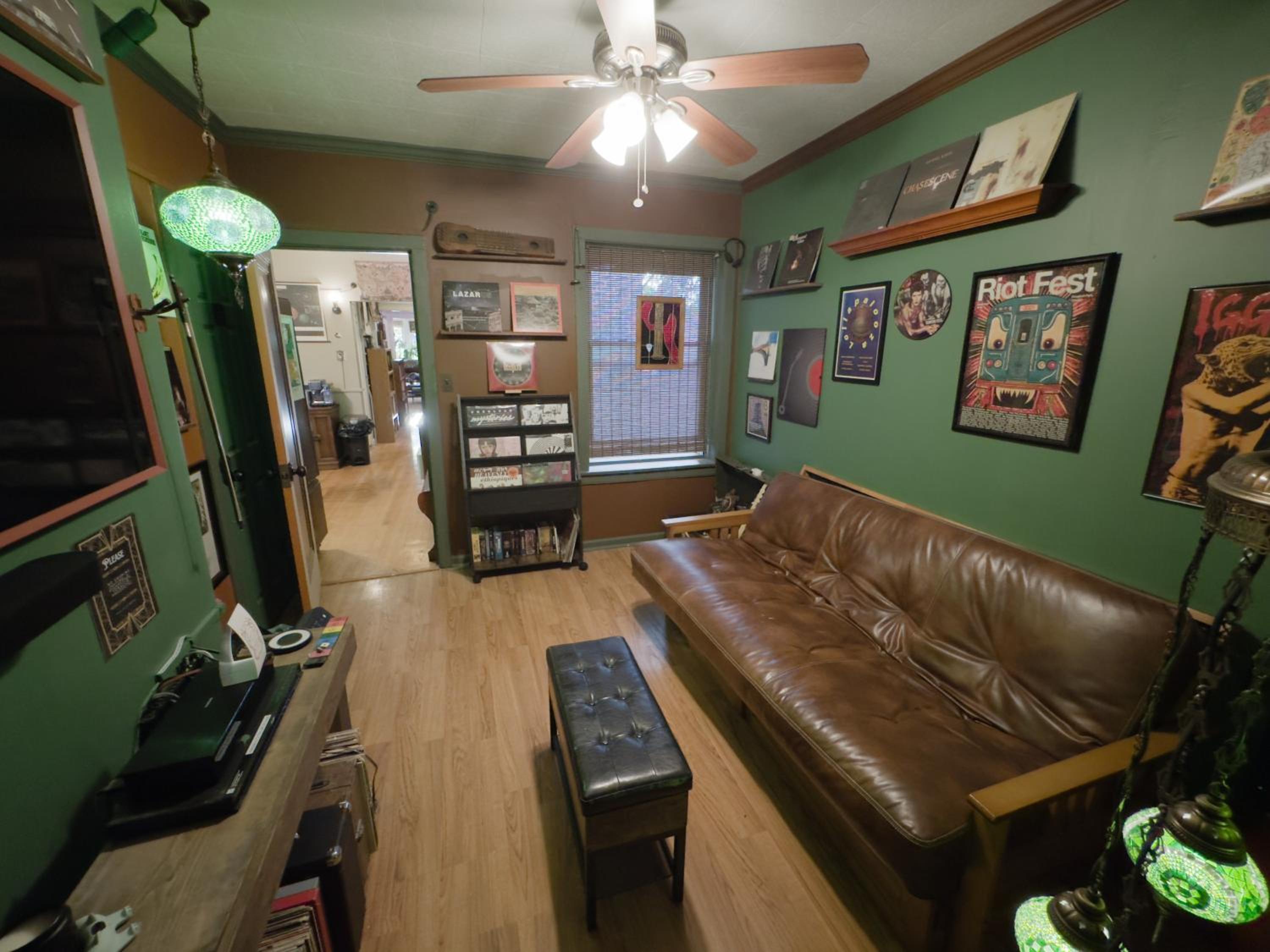 Tranquil Library 2brm 1bath private eclectic apt at Solar Lodge