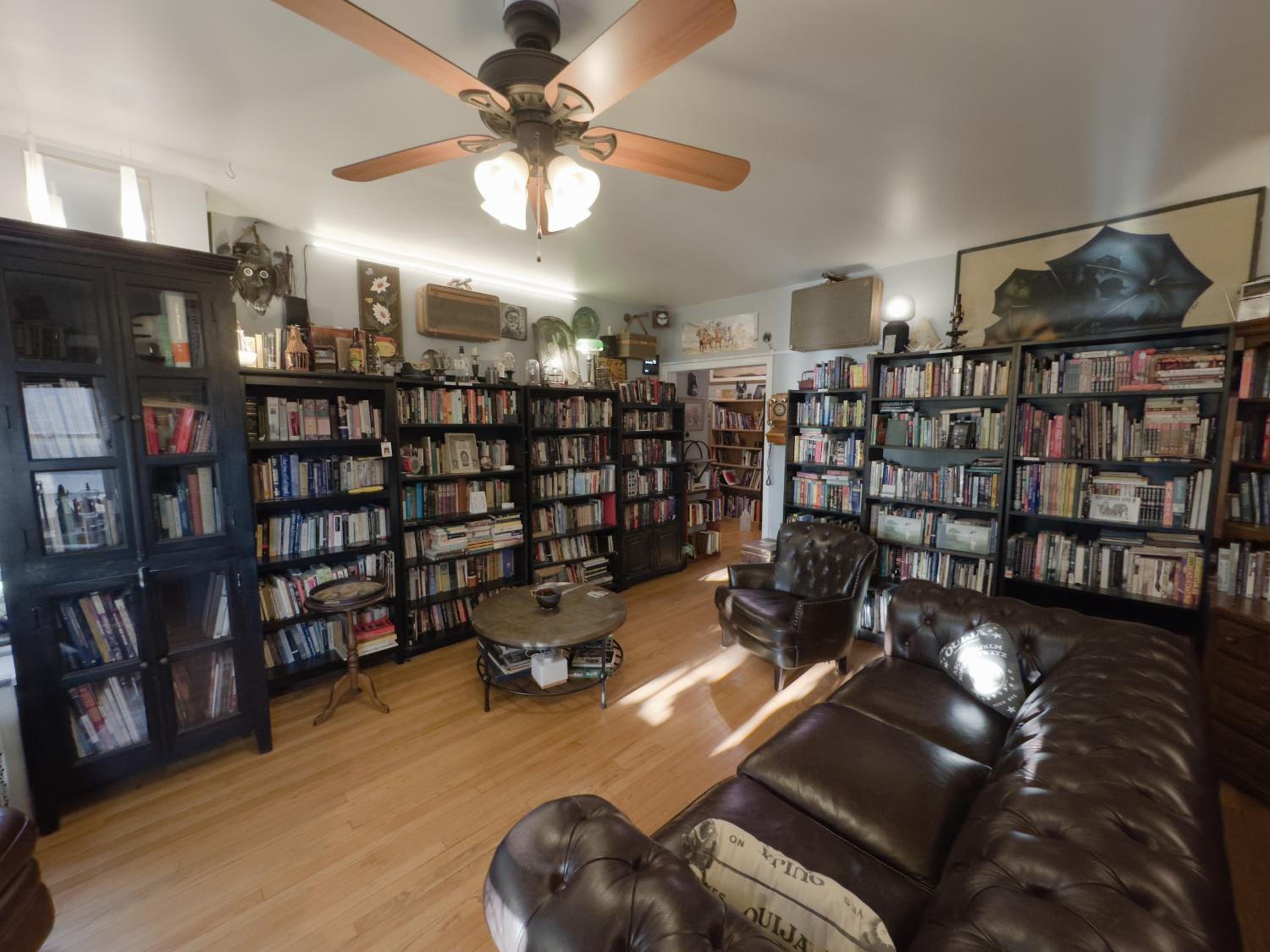 Tranquil Library 2brm 1bath private eclectic apt at Solar Lodge