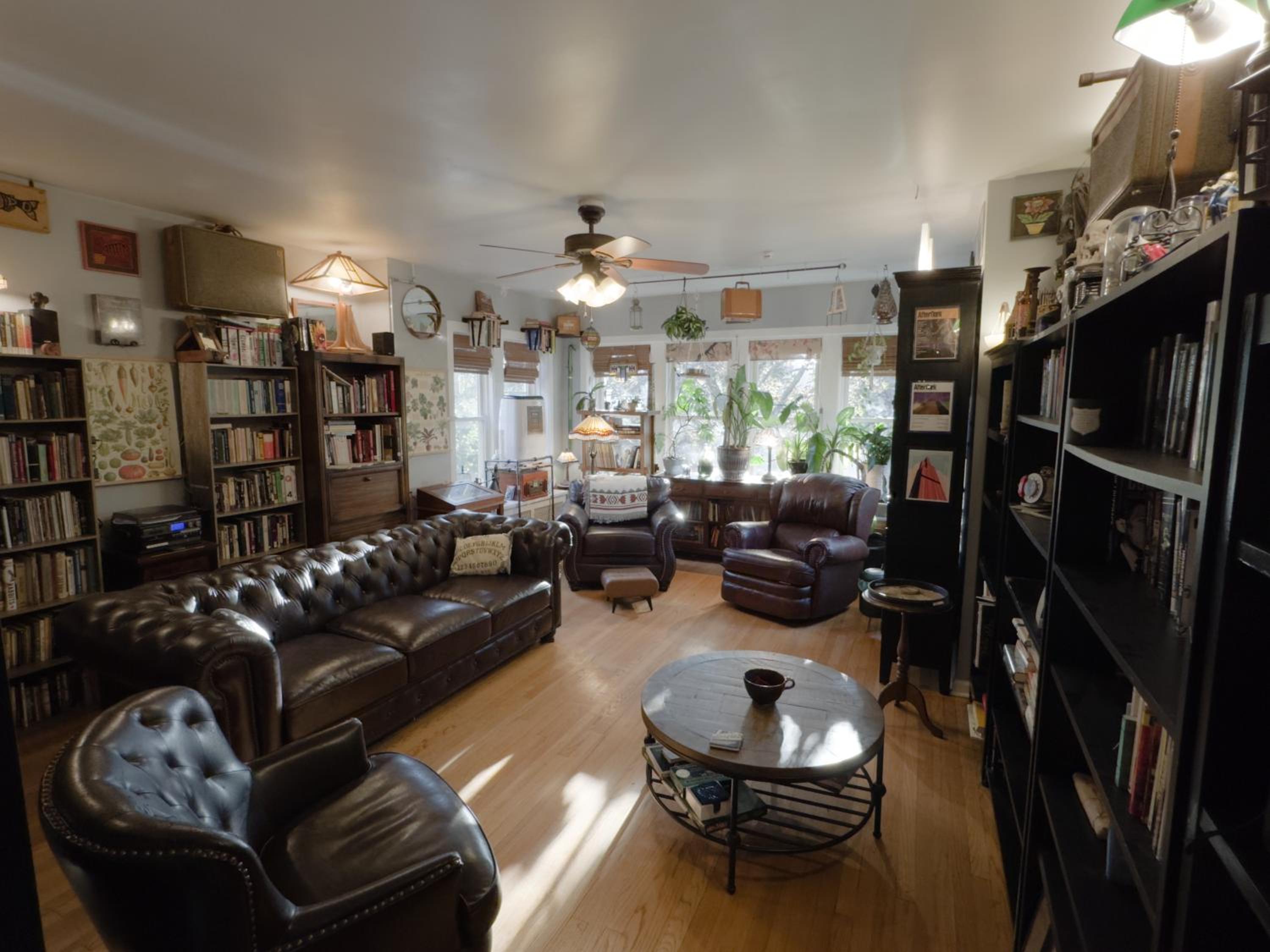 Tranquil Library 2brm 1bath private eclectic apt at Solar Lodge
