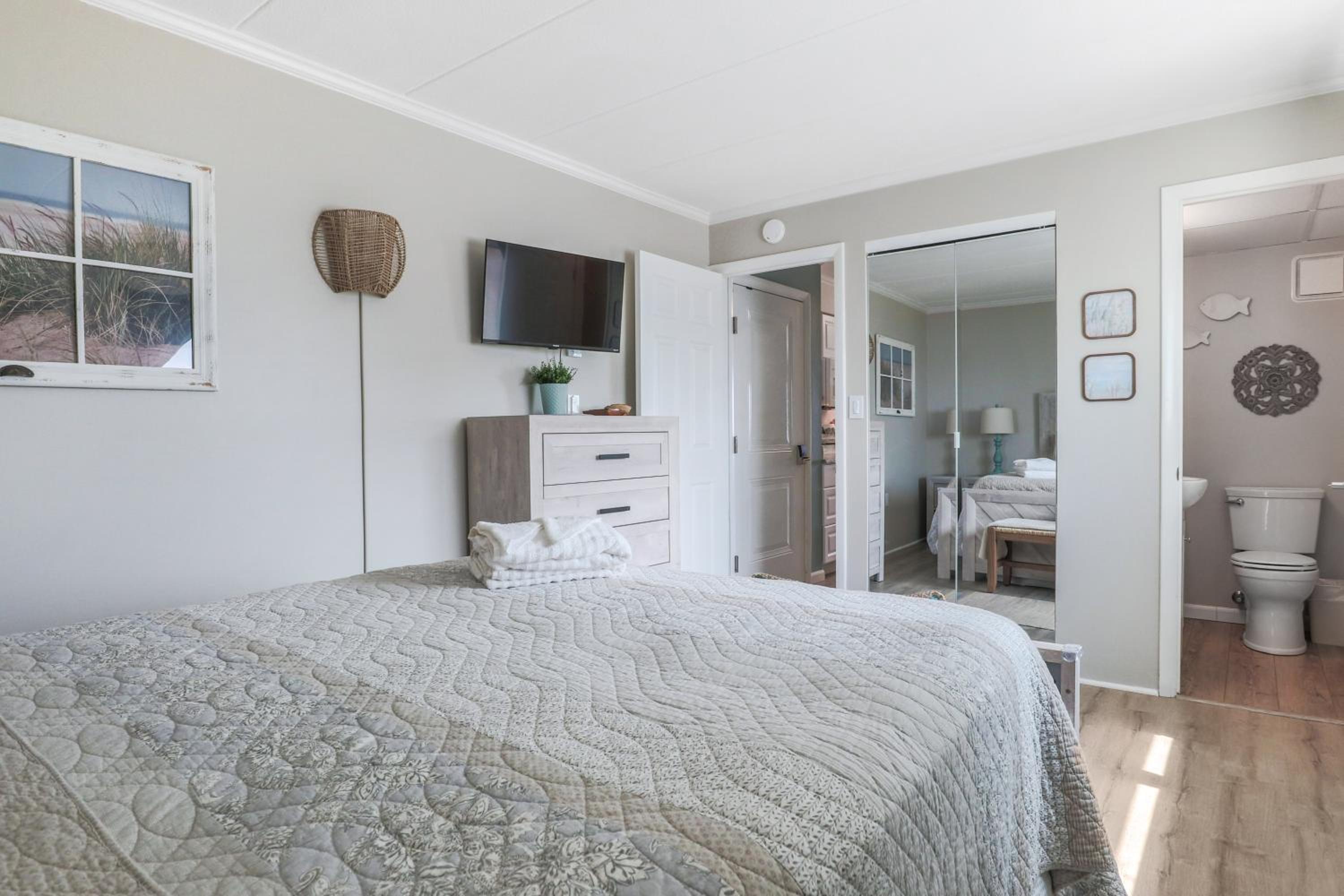 BeachBox III - The One with Unreal Beach Views - Couple's Getaway - Worcester House 401