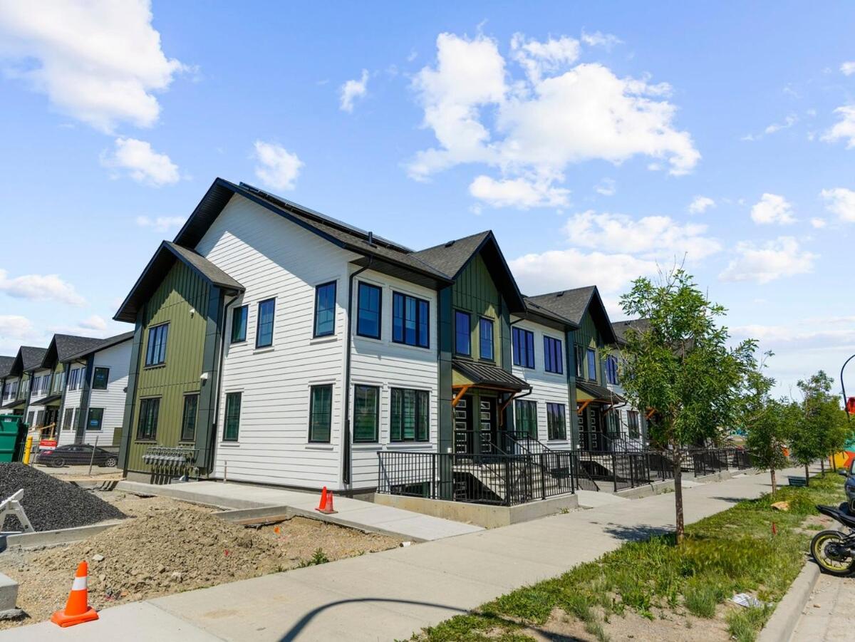 Superb 1-Bdr Apt in New Condo