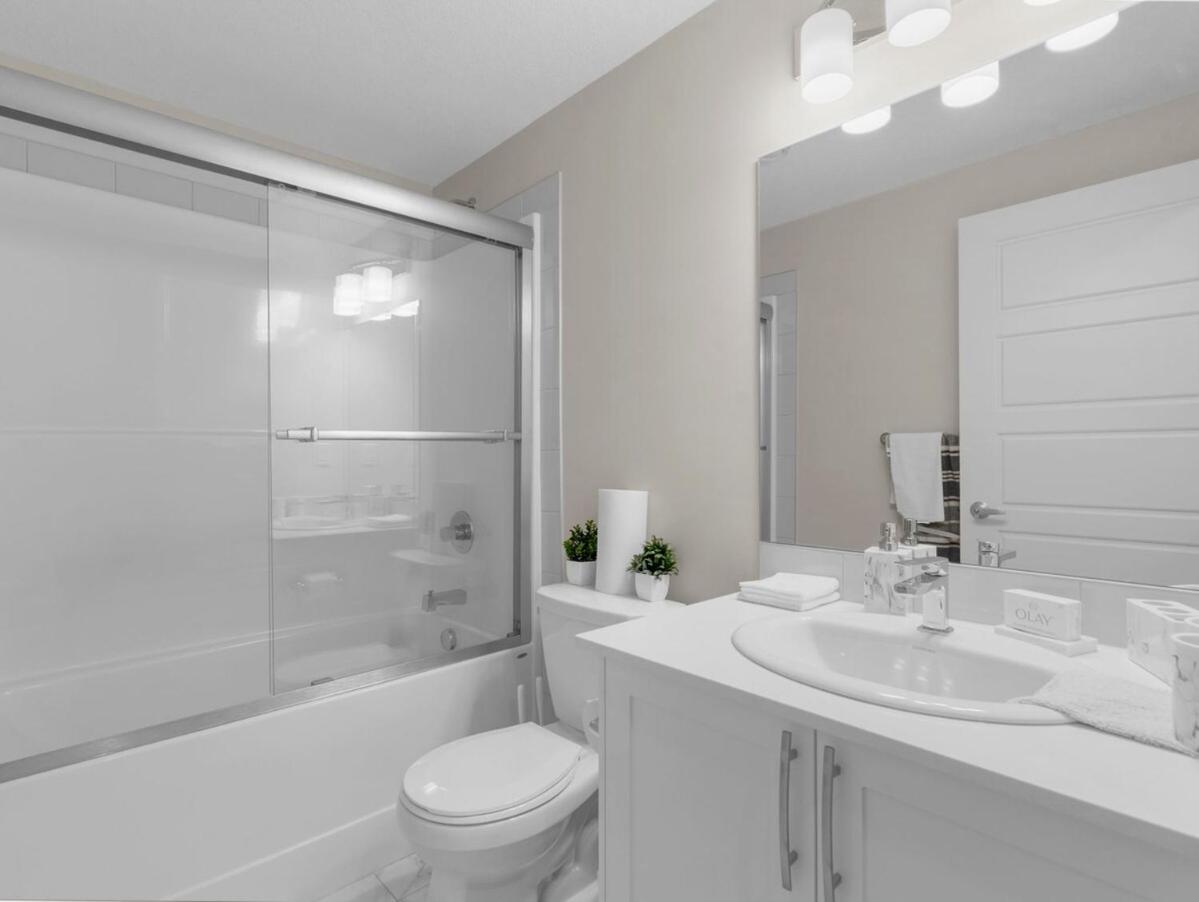 Superb 1-Bdr Apt in New Condo