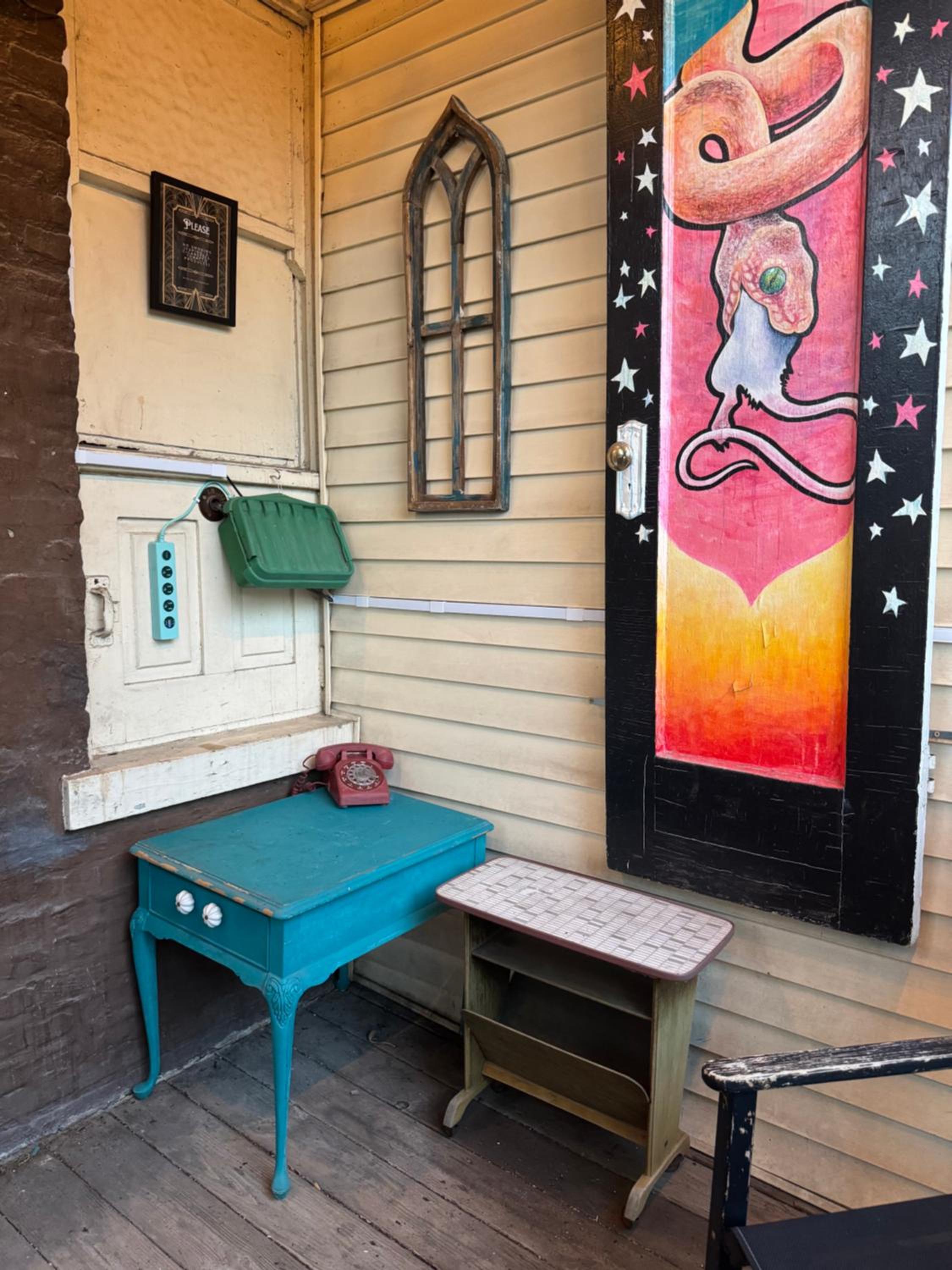 Tranquil Library 2brm 1bath private eclectic apt at Solar Lodge