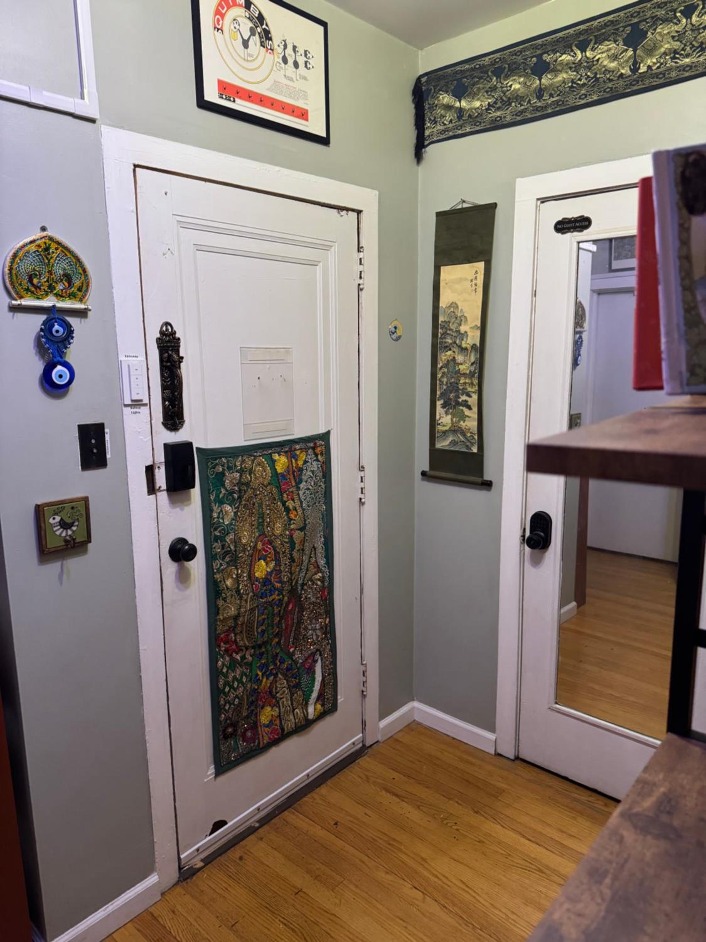 Tranquil Library 2brm 1bath private eclectic apt at Solar Lodge