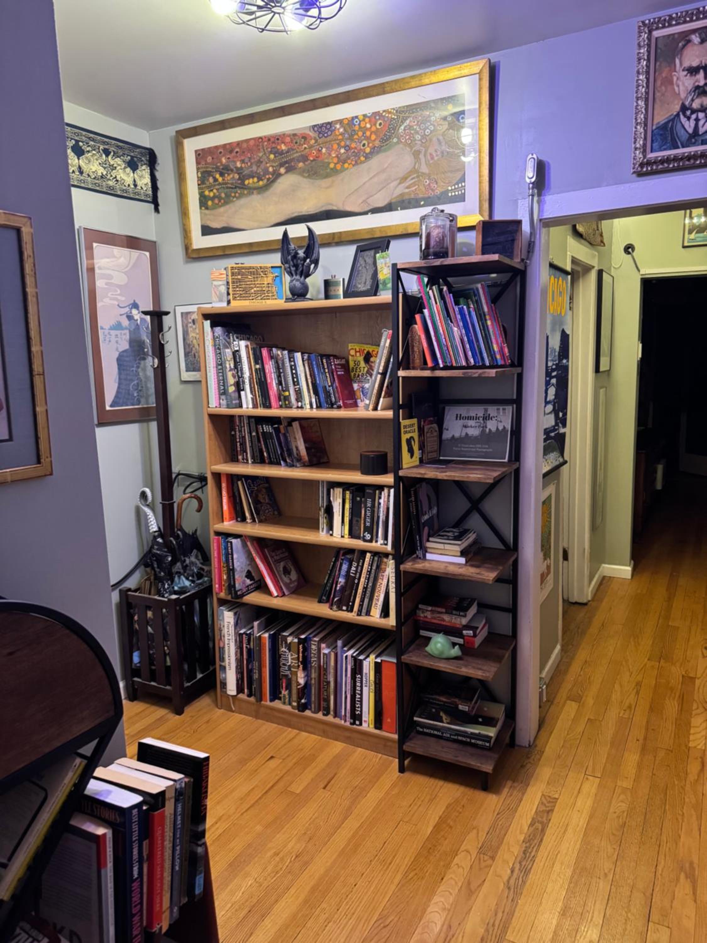 Tranquil Library 2brm 1bath private eclectic apt at Solar Lodge