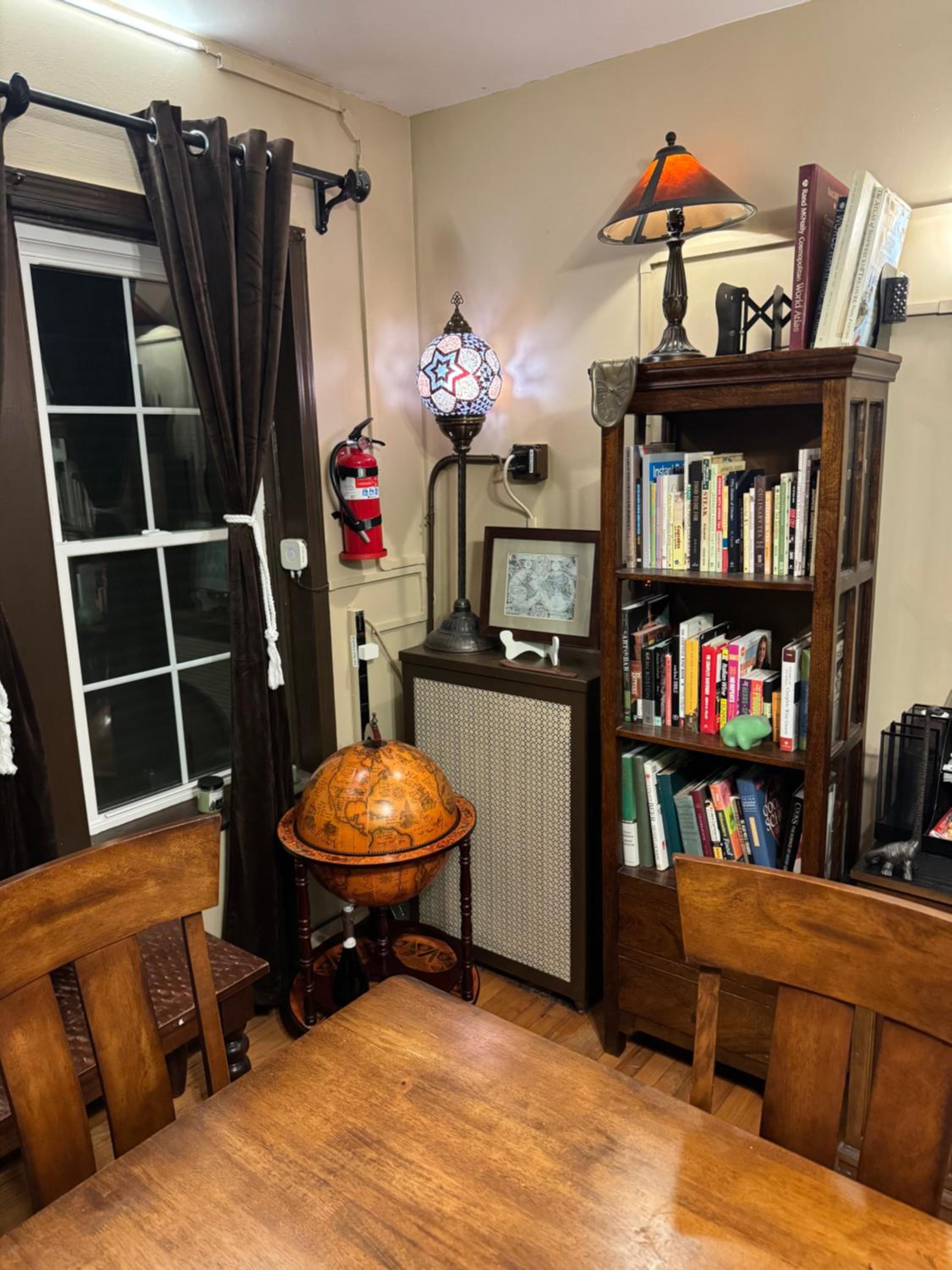 Tranquil Library 2brm 1bath private eclectic apt at Solar Lodge