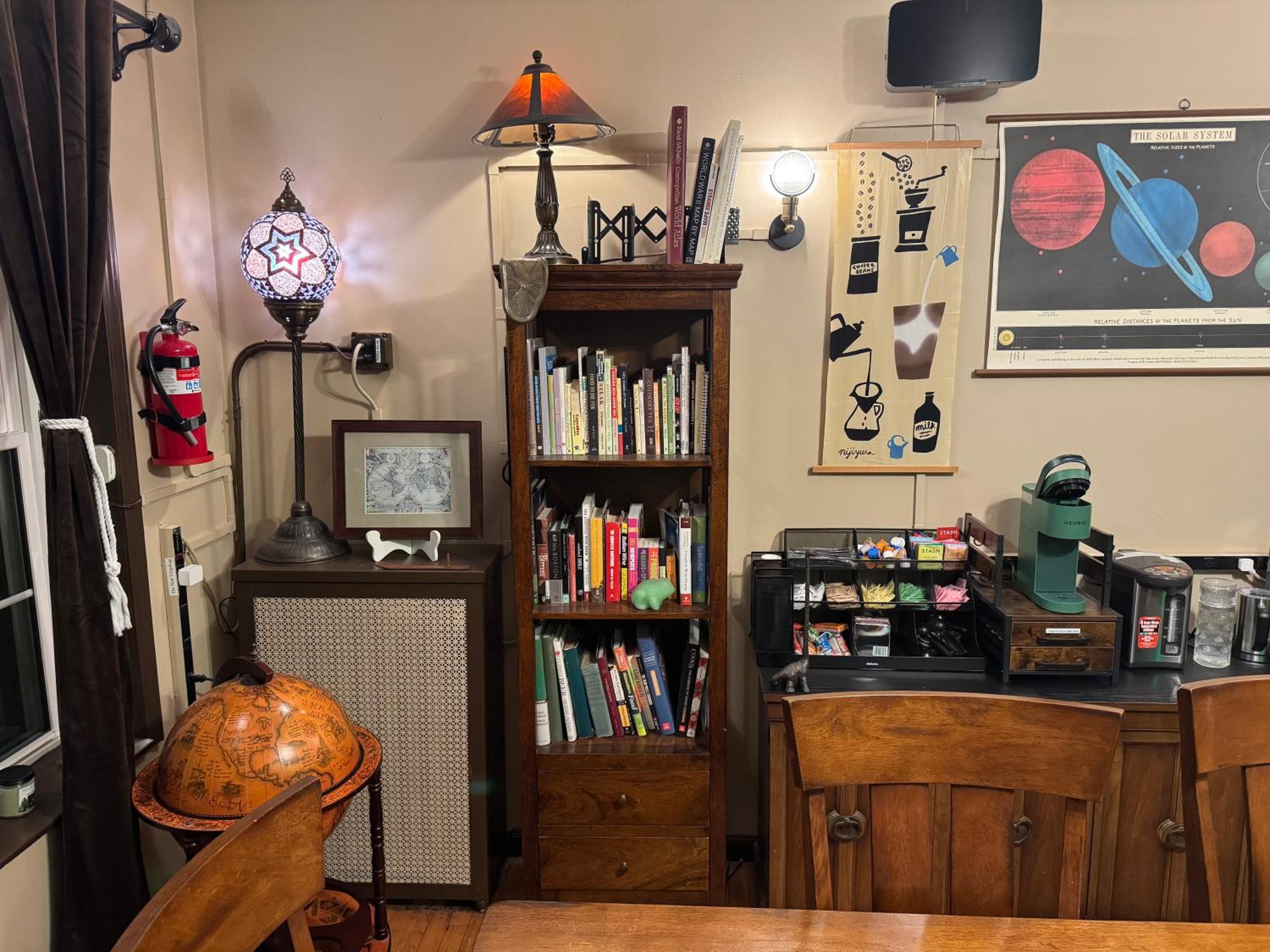 Tranquil Library 2brm 1bath private eclectic apt at Solar Lodge