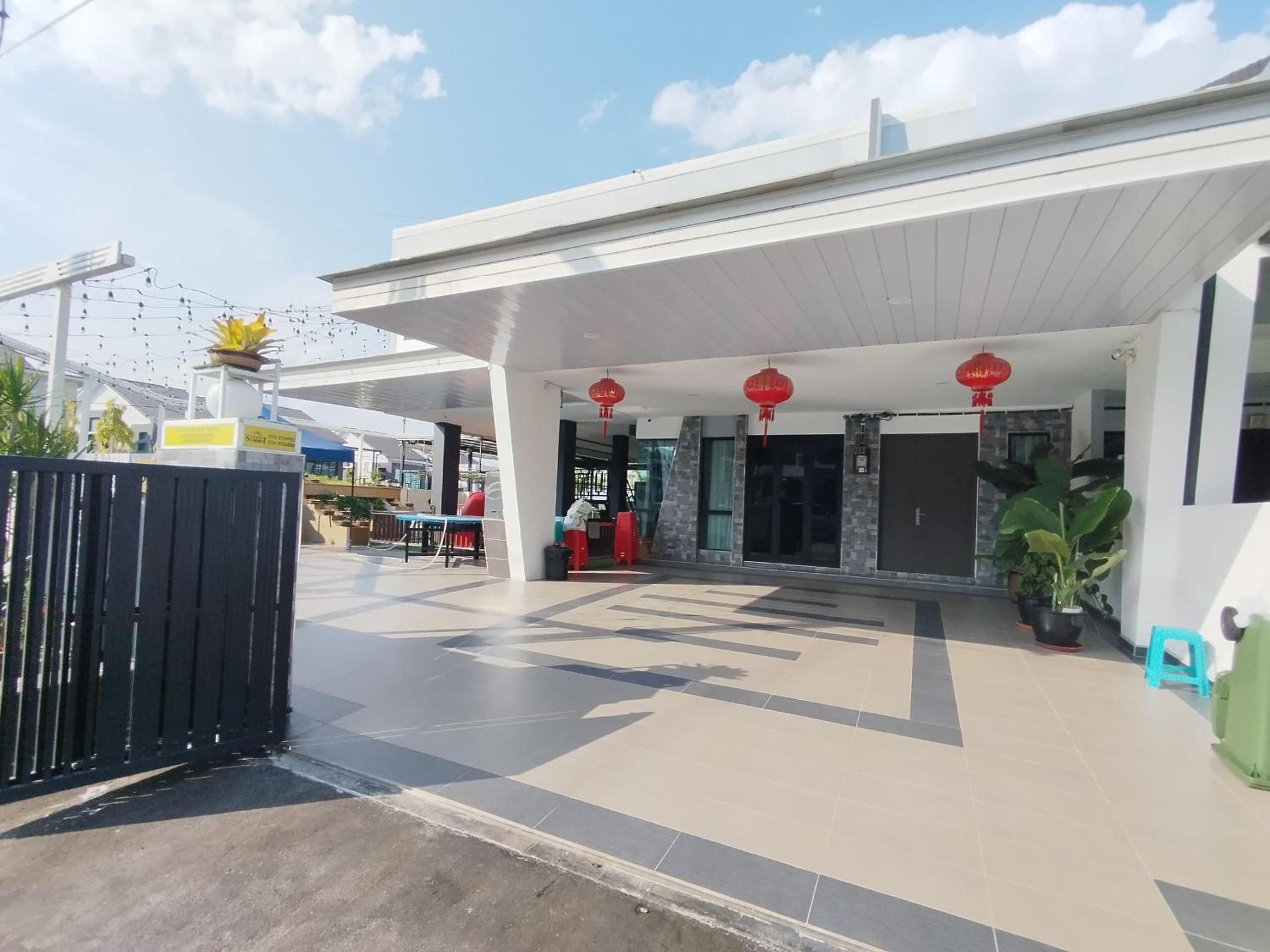 Ipoh Lahat Mines Private Pool Lake Villa by IWH Suites