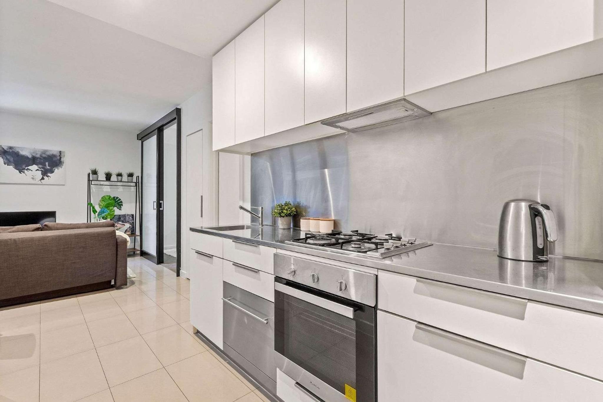 Modern 2BR City Retreat Prime Melbourne CBD