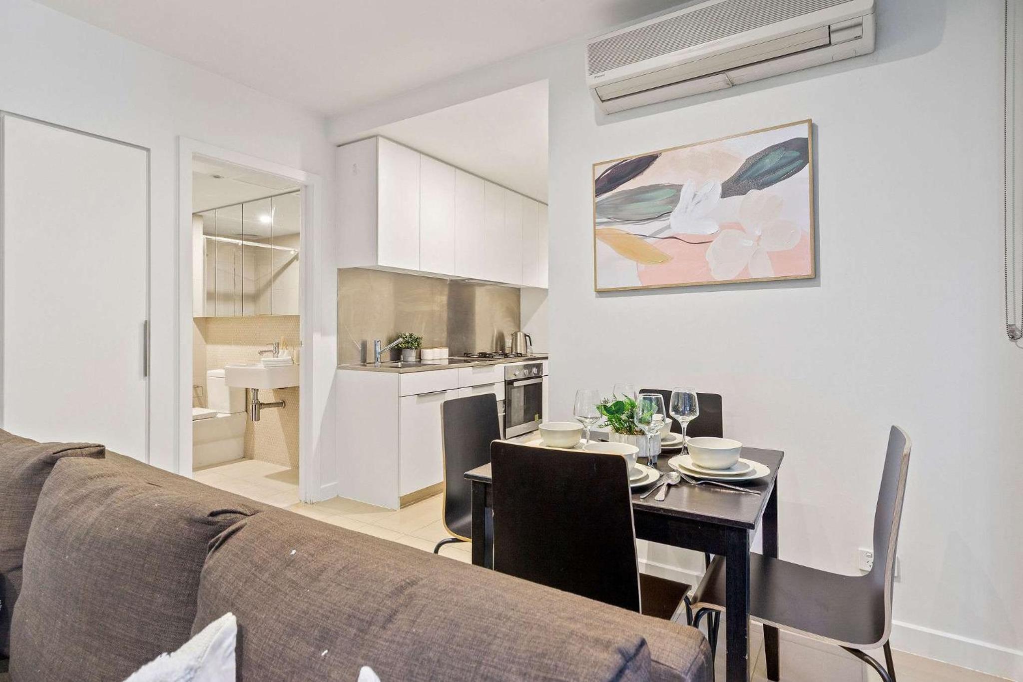 Modern 2BR City Retreat Prime Melbourne CBD