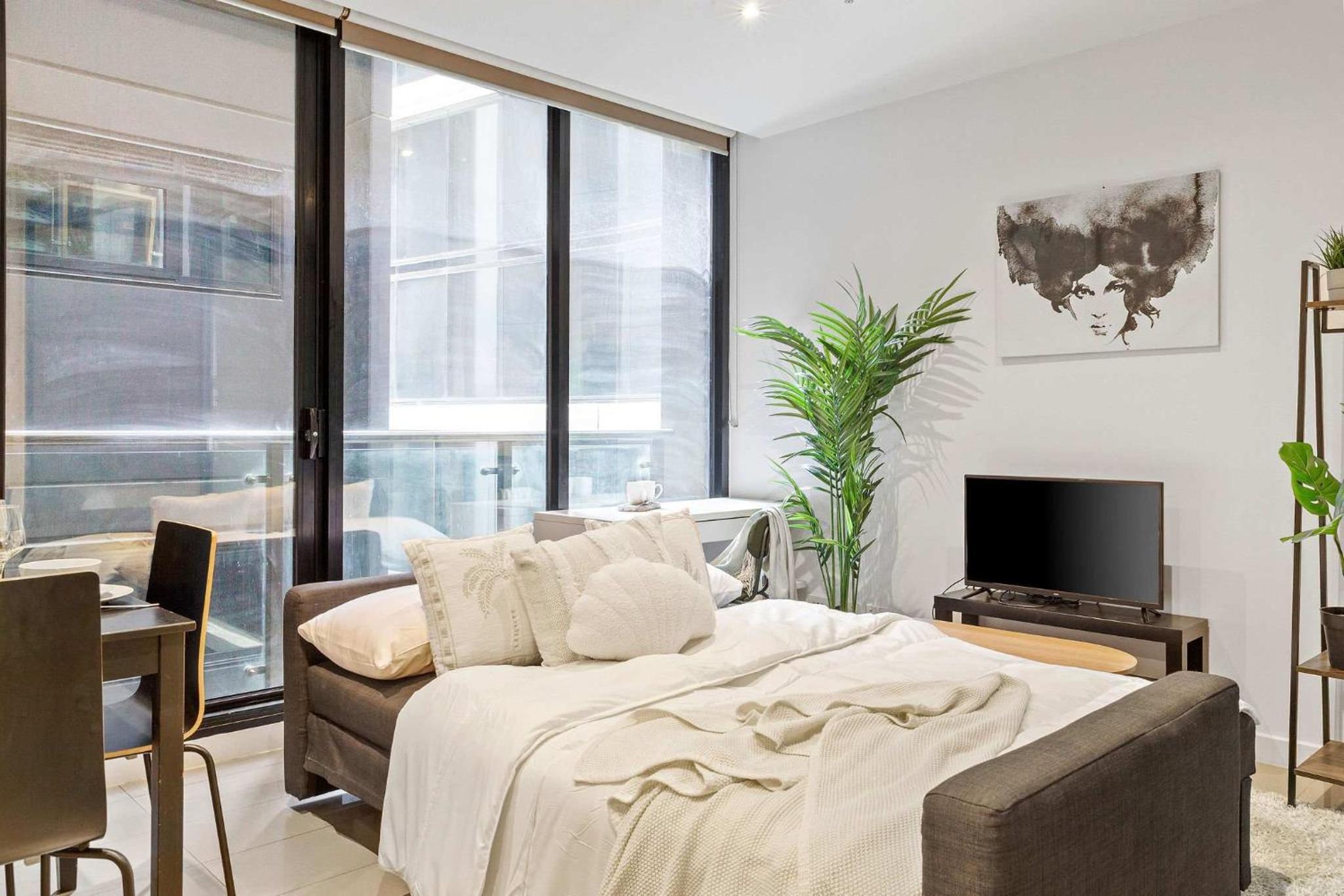 Modern 2BR City Retreat Prime Melbourne CBD
