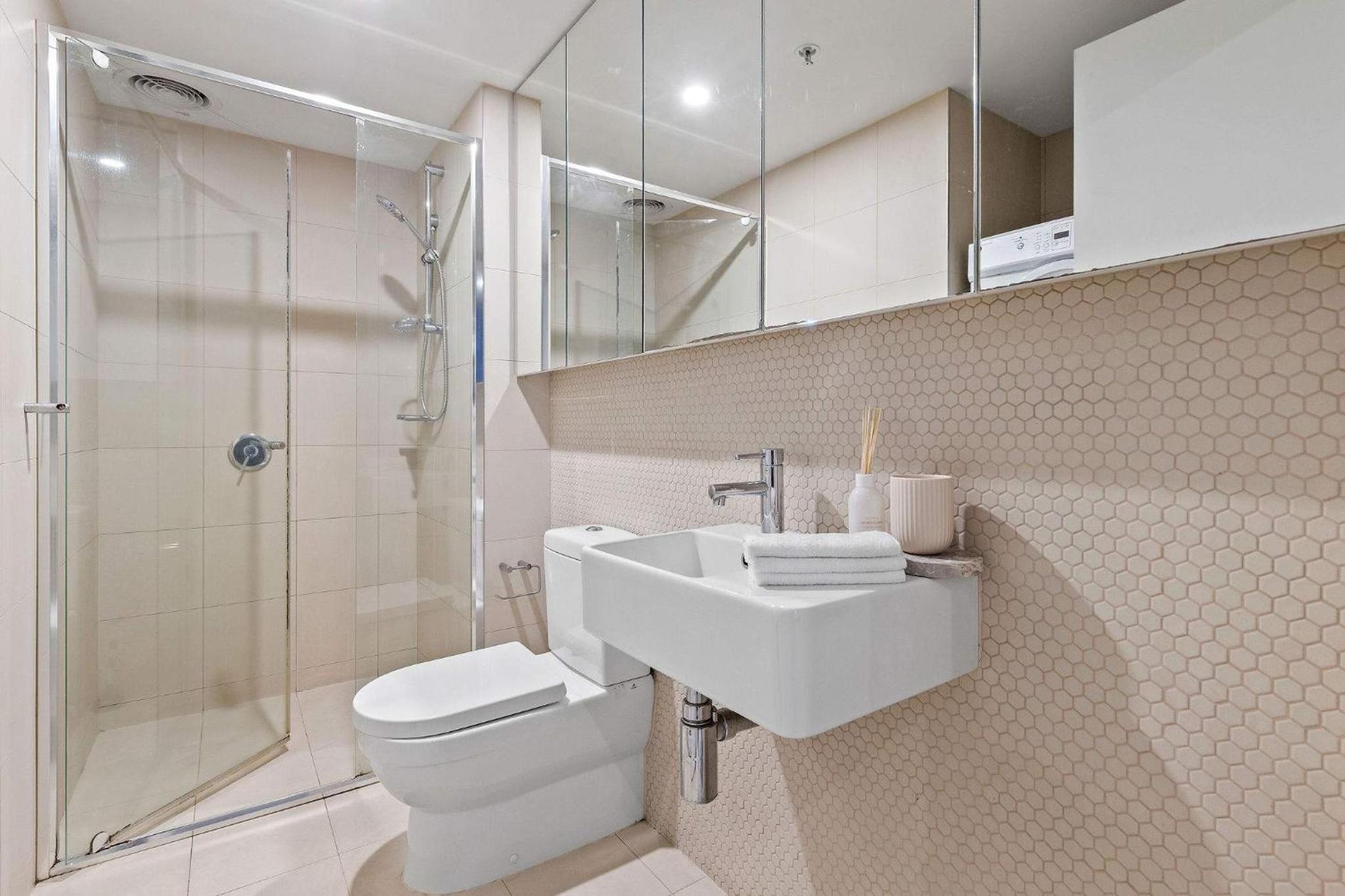 Modern 2BR City Retreat Prime Melbourne CBD