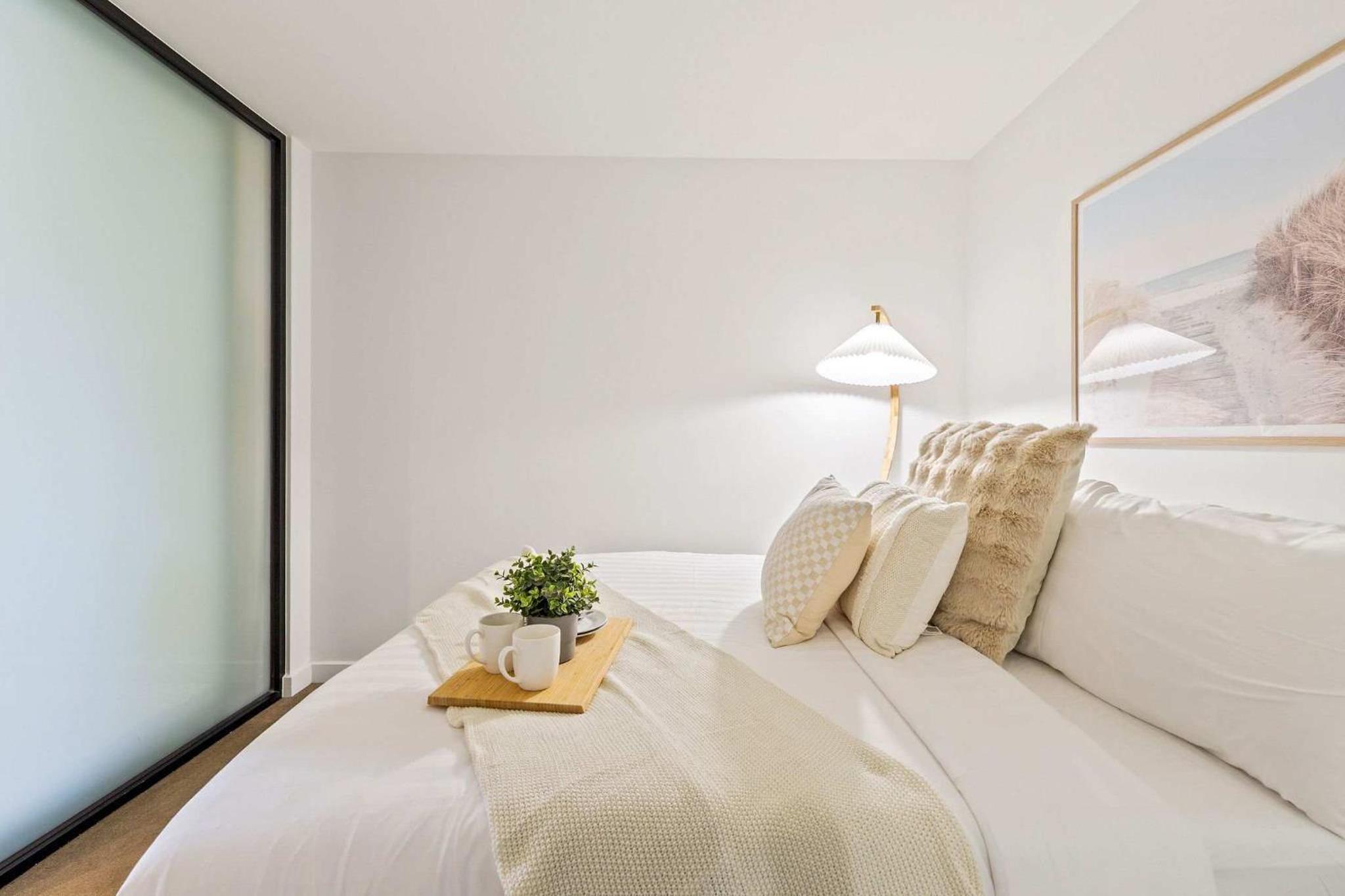 Modern 2BR City Retreat Prime Melbourne CBD