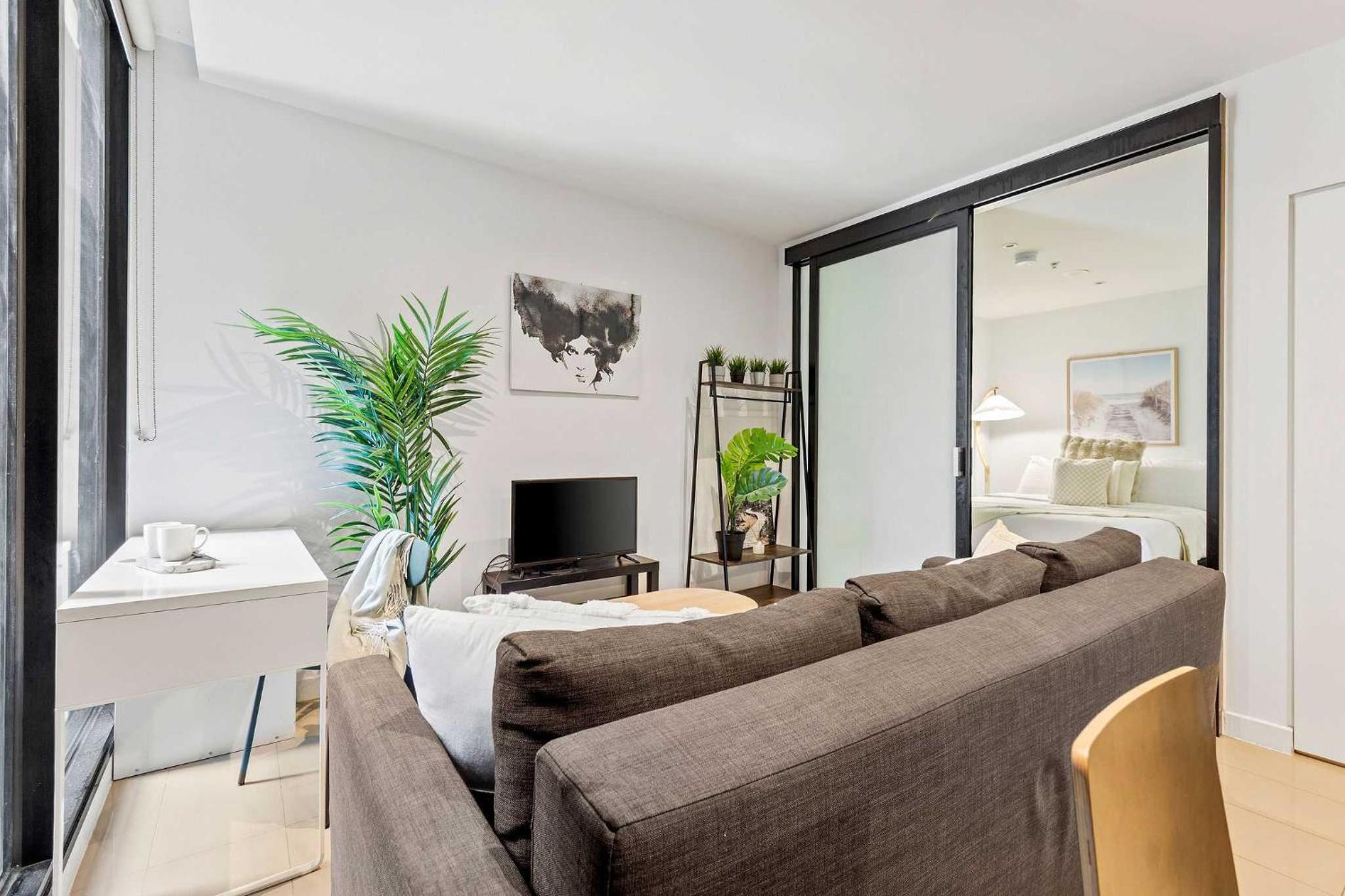 Modern 2BR City Retreat Prime Melbourne CBD