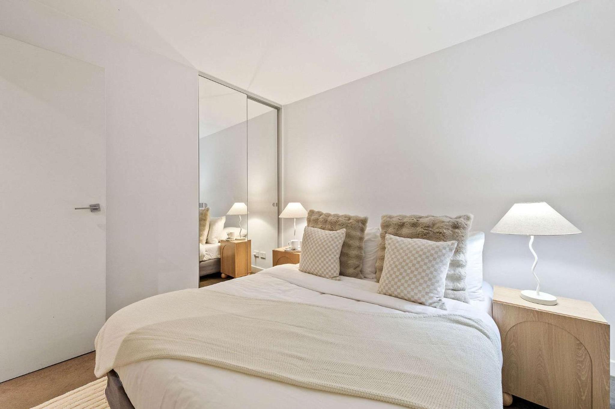 Modern 2BR City Retreat Prime Melbourne CBD