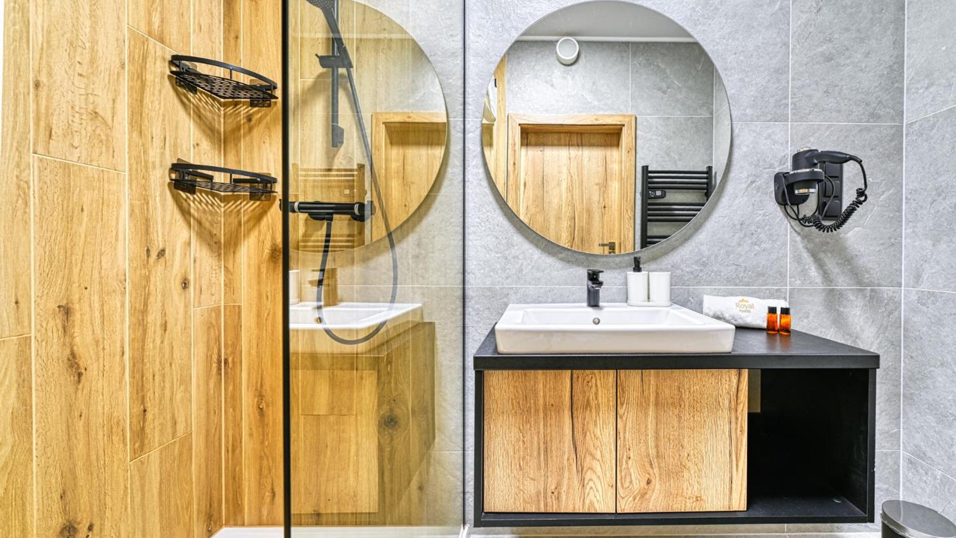 Złoty Horyzont VIP - główny budynek - z basenem, siłownią, grotą solną, bawialnią i restauracją by Royal Aparts