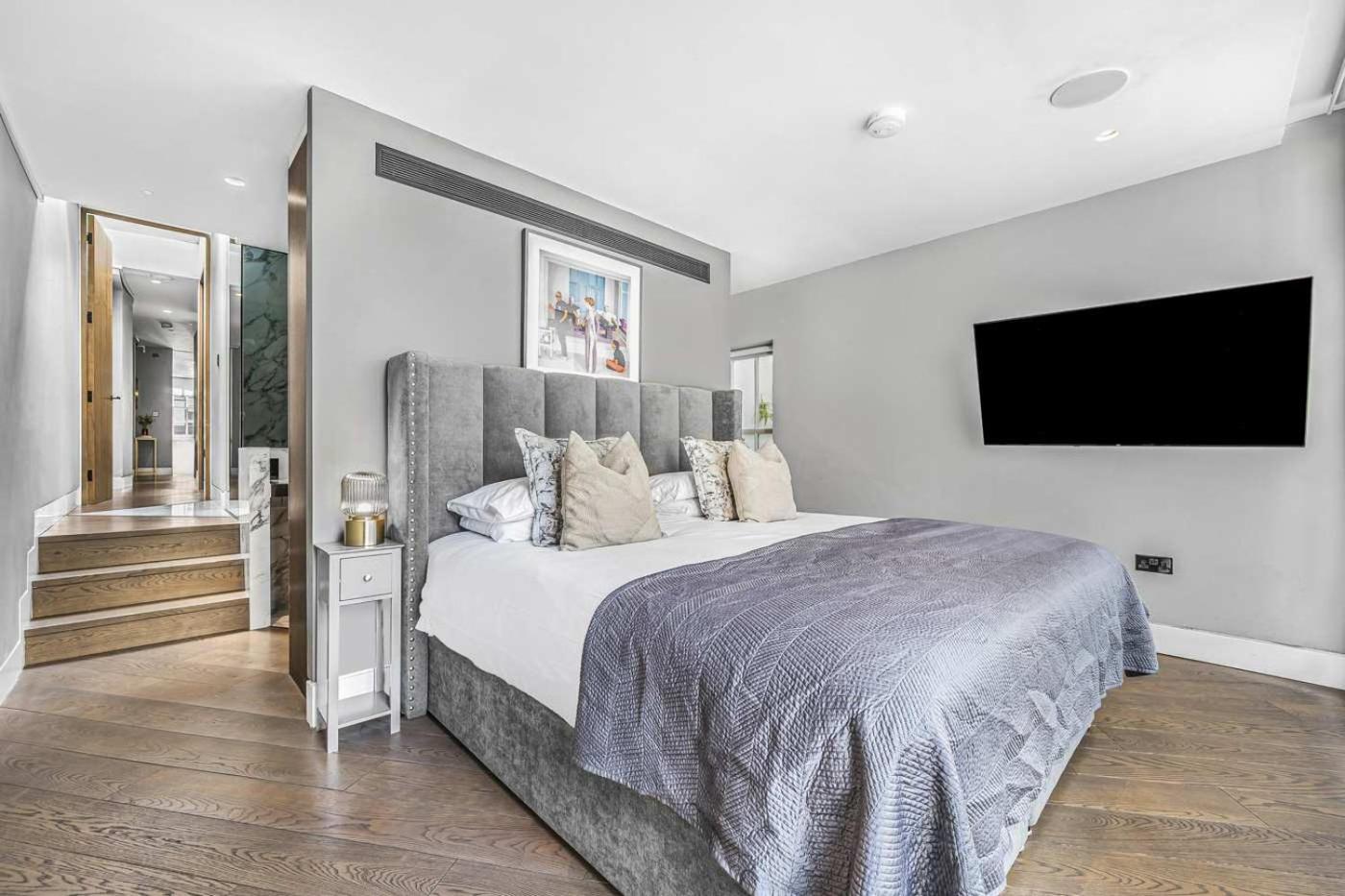 Grand 2-Bed Apartment with AC by Carnaby Street