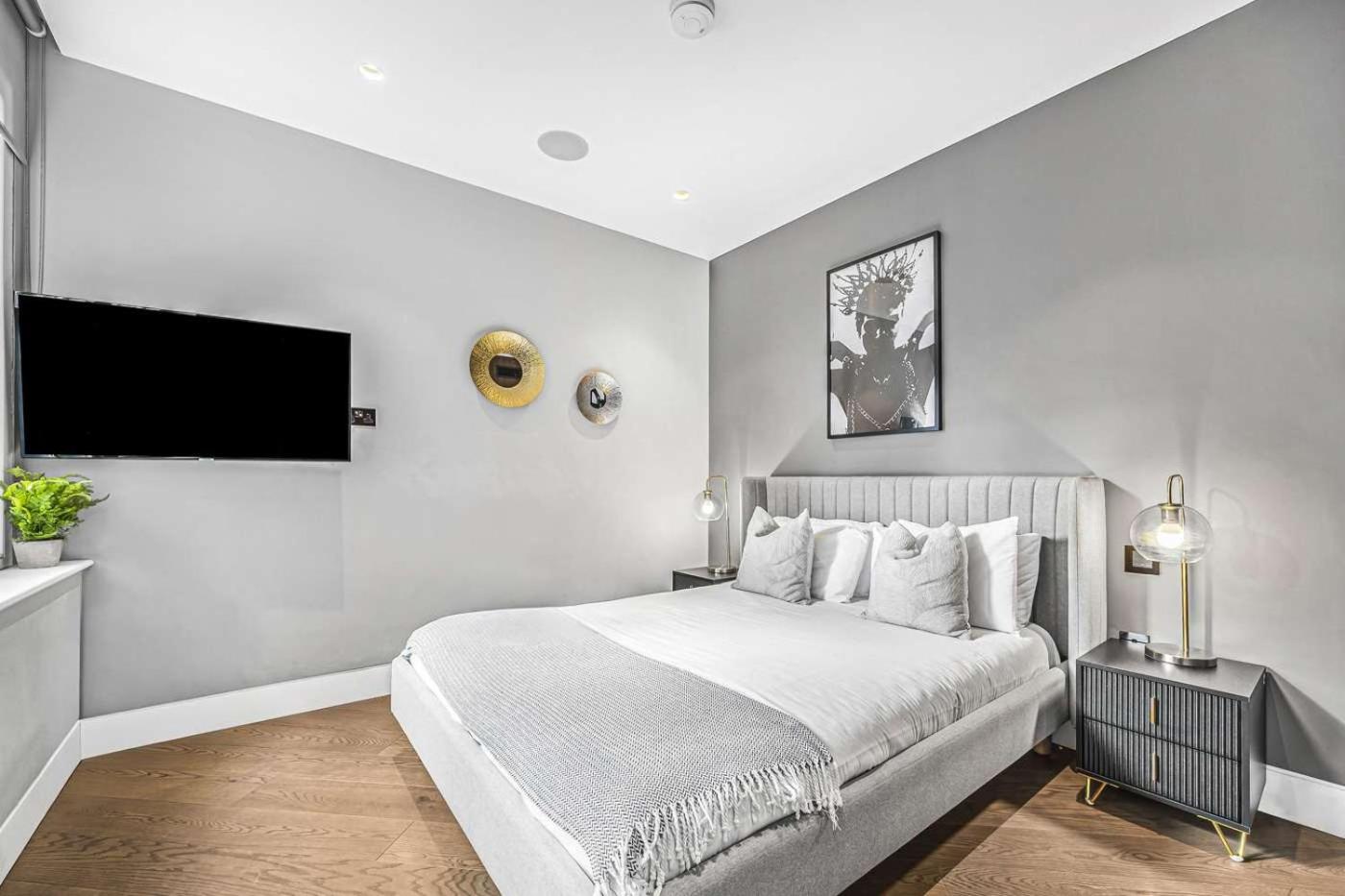 Grand 2-Bed Apartment with AC by Carnaby Street