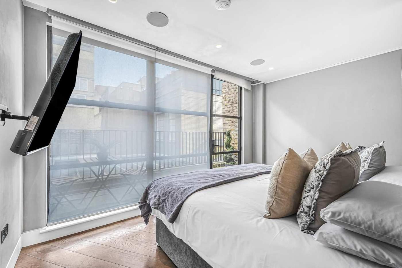 Grand 2-Bed Apartment with AC by Carnaby Street