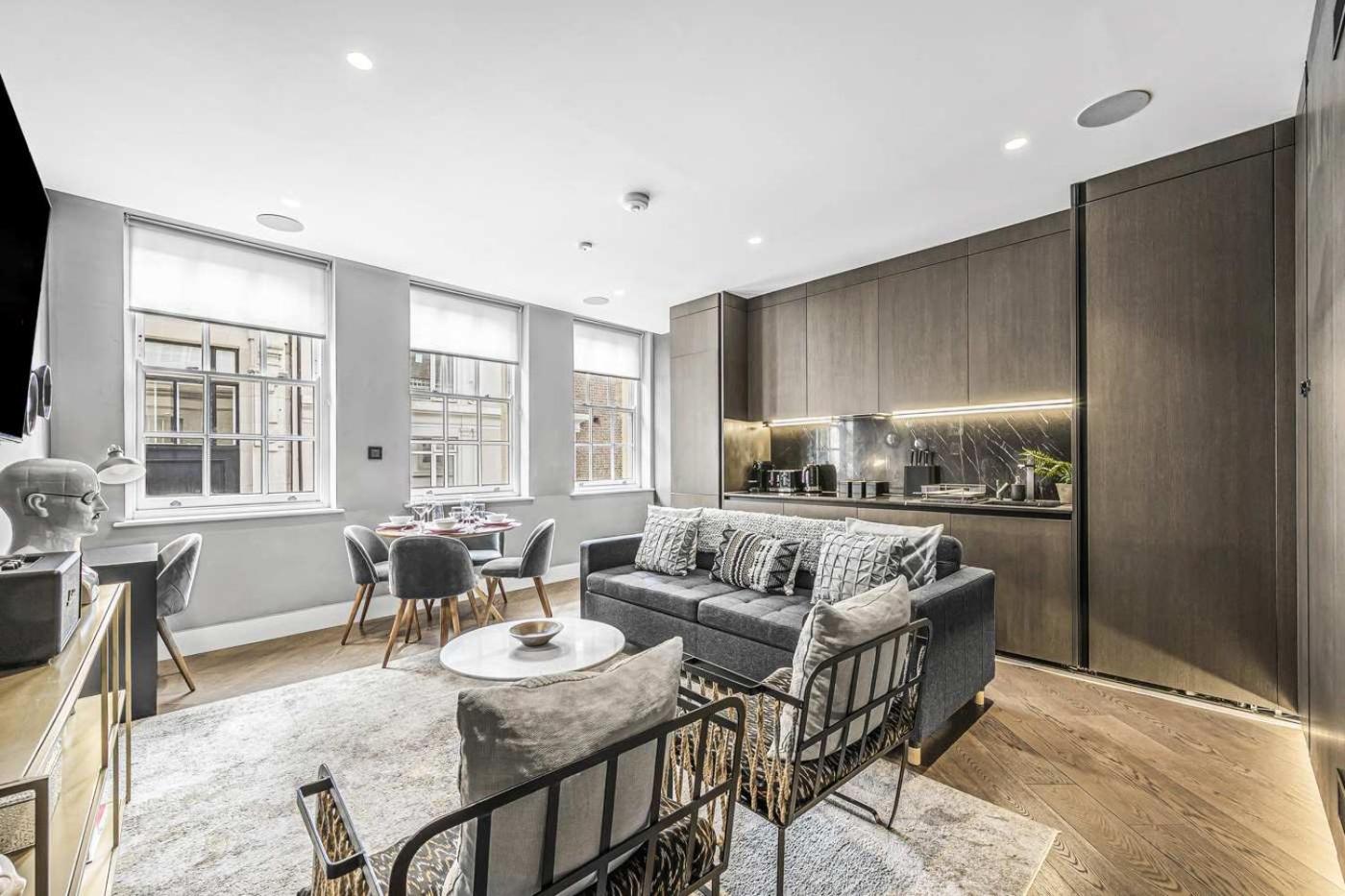 Grand 2-Bed Apartment with AC by Carnaby Street