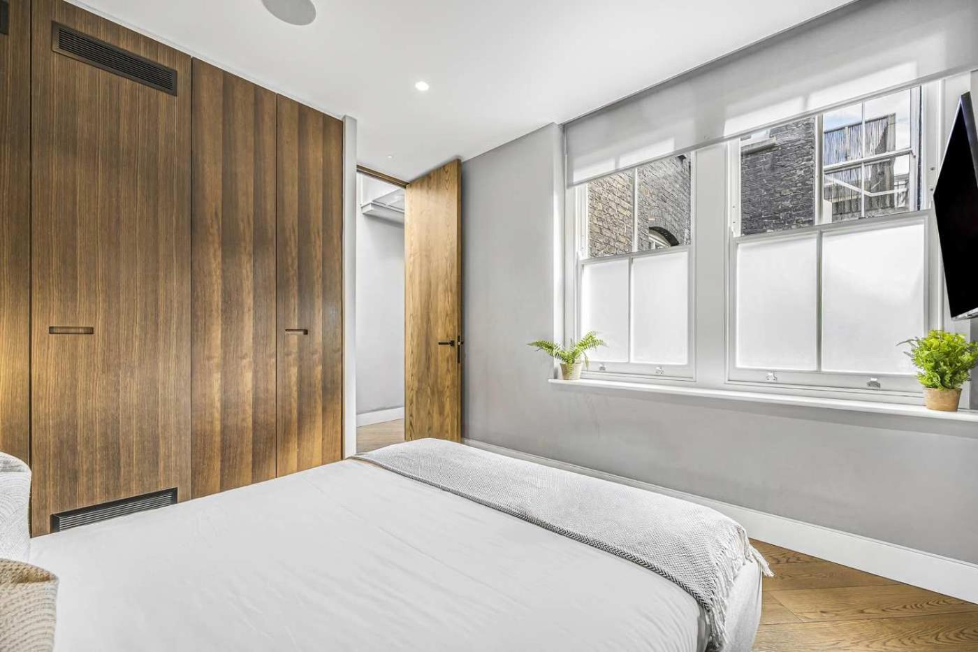 Grand 2-Bed Apartment with AC by Carnaby Street