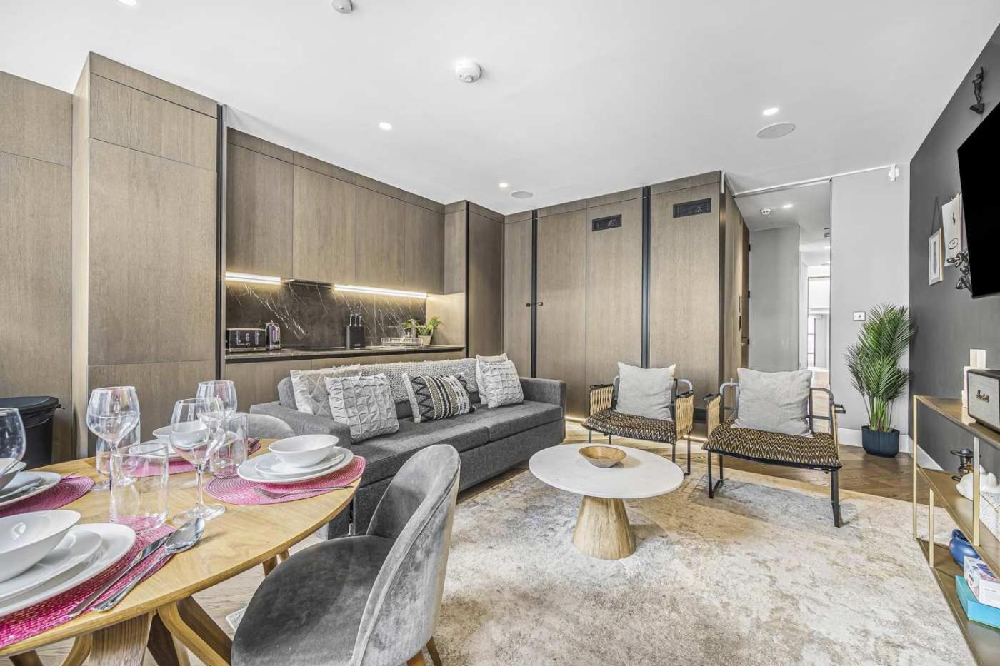 Grand 2-Bed Apartment with AC by Carnaby Street