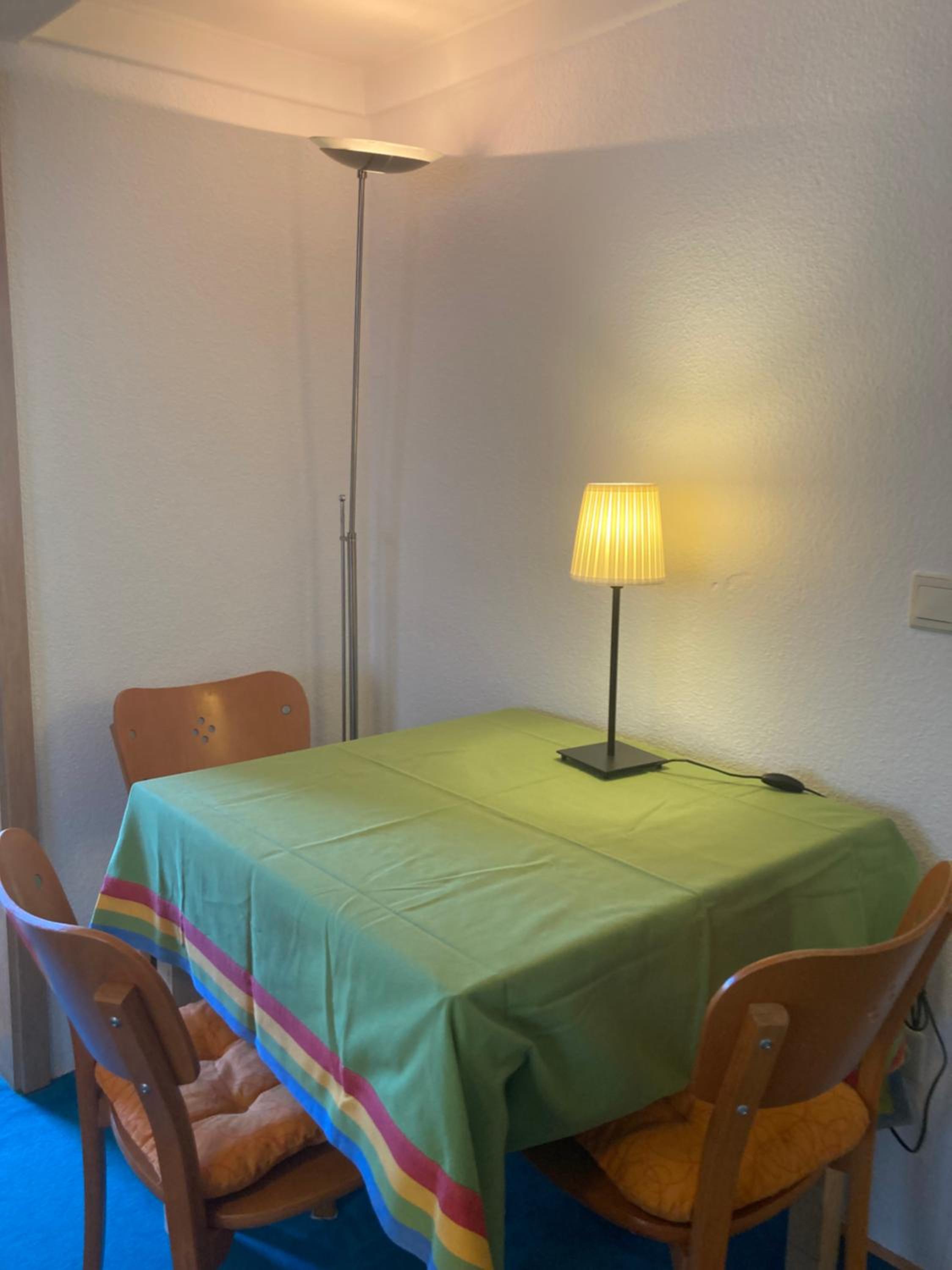 Ruhiges ganzes Apartment Self Check-in 45 m zwei Zimmer Groses Bad Badewanne Kochnische
