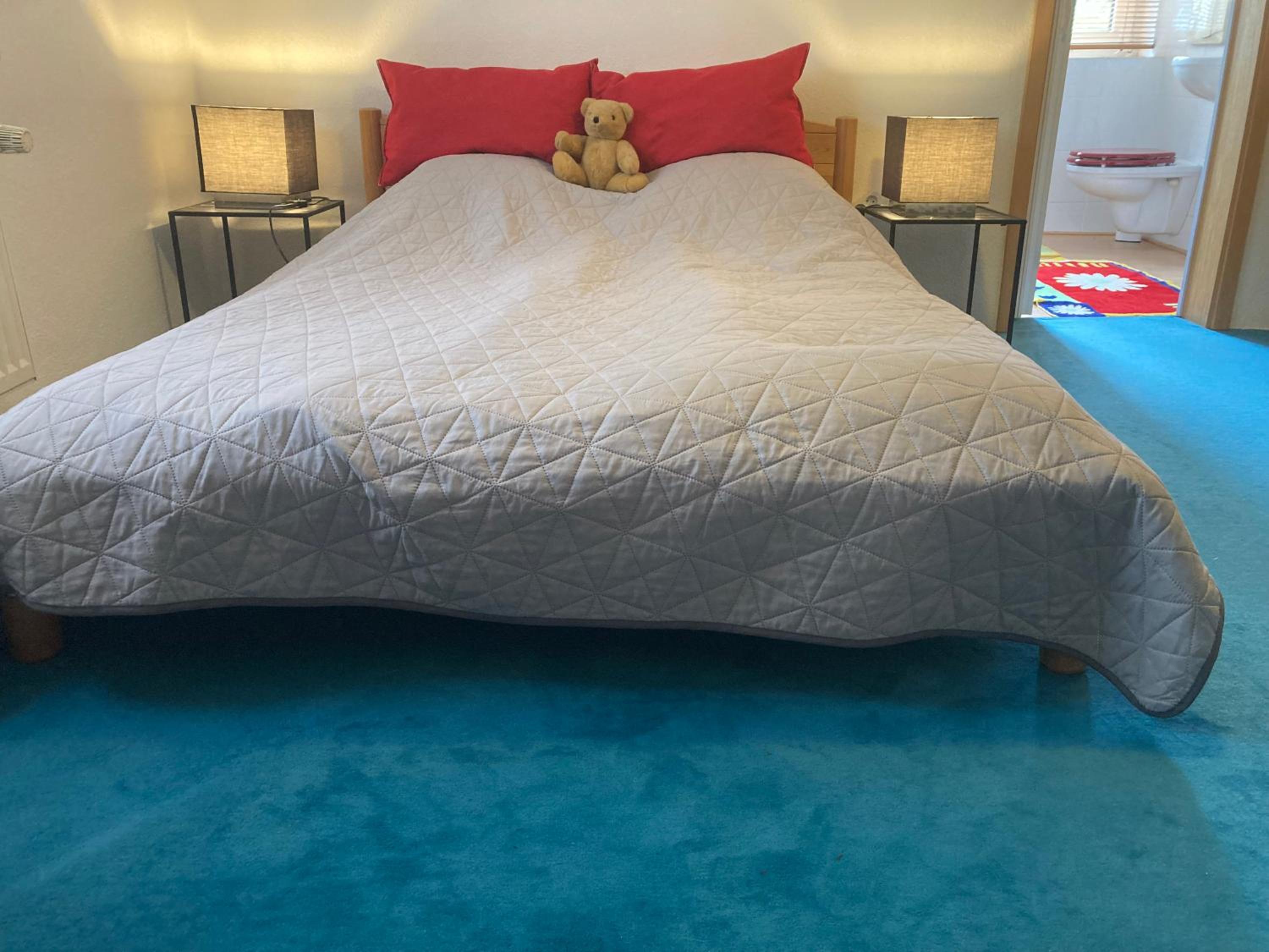 Ruhiges ganzes Apartment Self Check-in 45 m zwei Zimmer Groses Bad Badewanne Kochnische