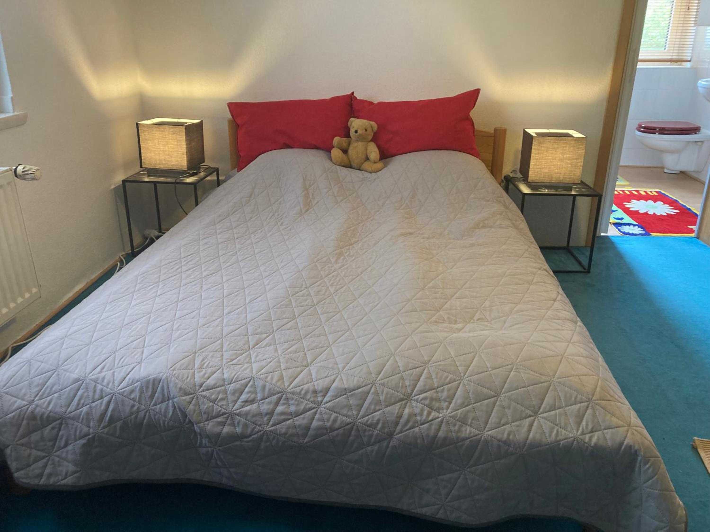 Ruhiges ganzes Apartment Self Check-in 45 m zwei Zimmer Groses Bad Badewanne Kochnische